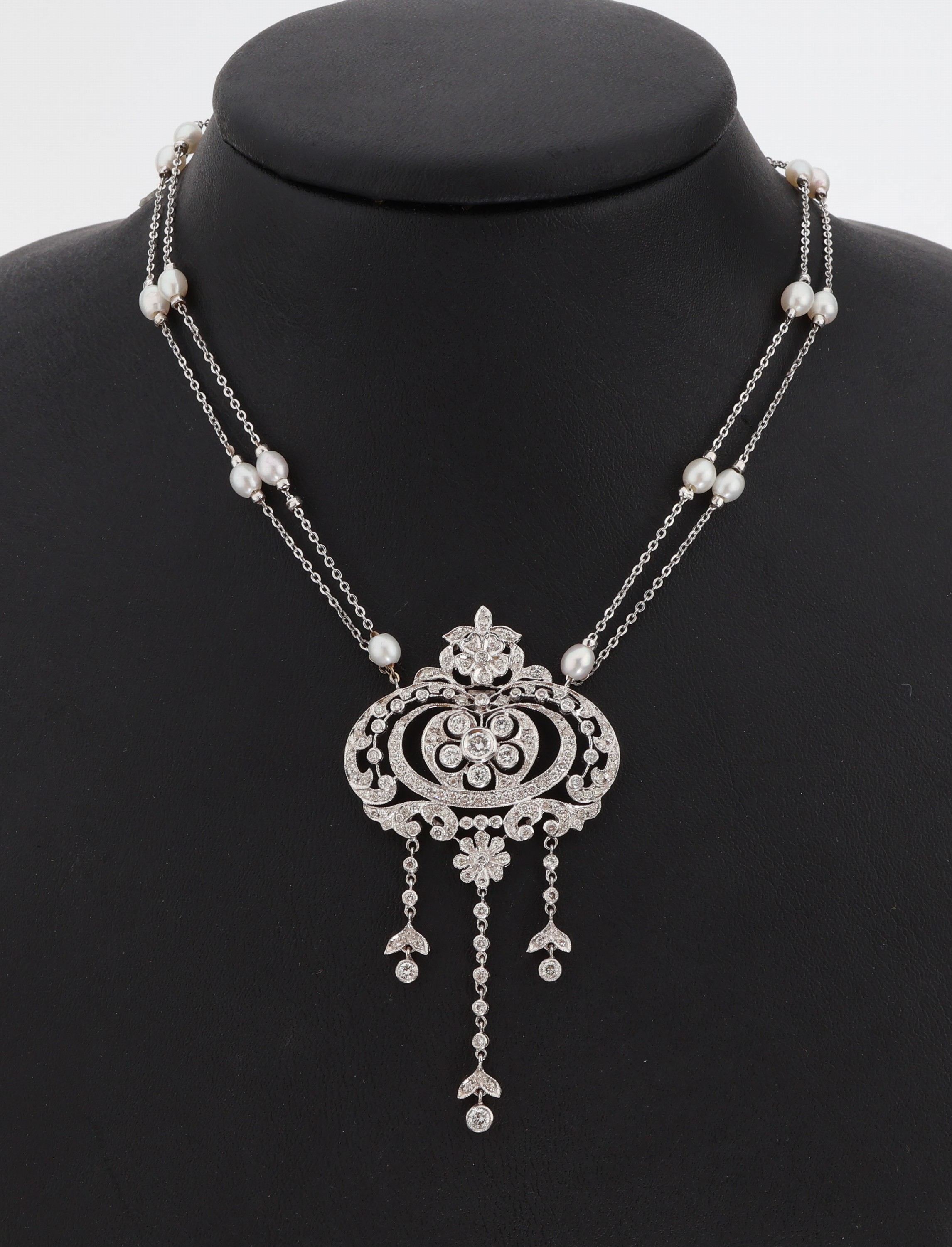 18 kt Gold Brillant-Perl-Collier, WG 750/000, nach älterem Vorbild, Mittelteil mit mit bewegl. Abhängungen, 162 Brillanten zus. ca. 2.40 ct ...