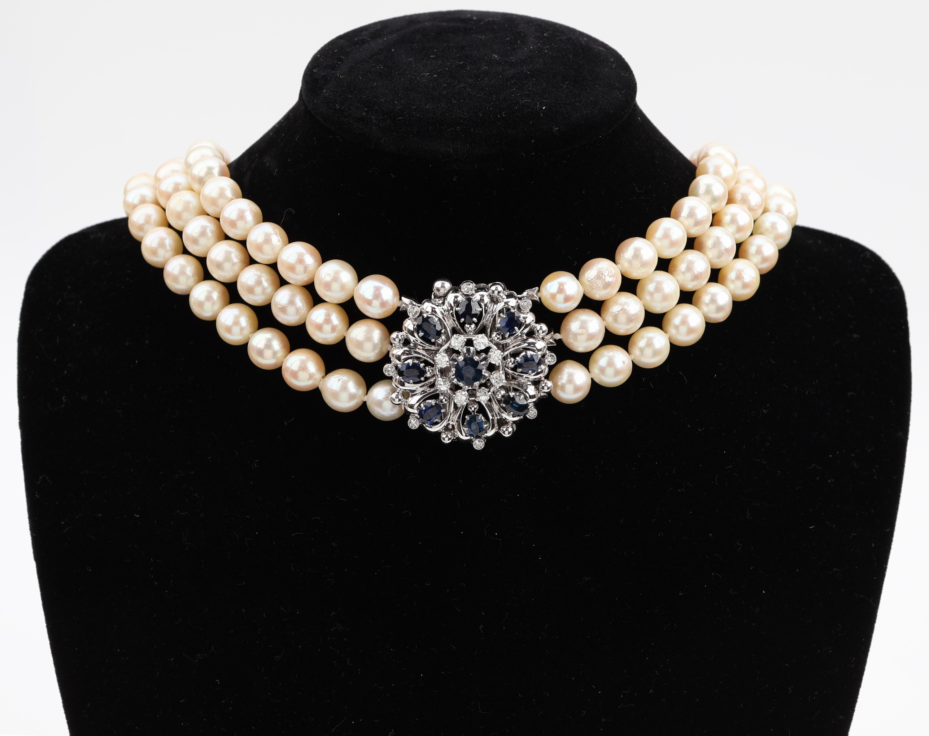 Zuchtperl-Collier mit 14 kt Gold Saphir -Diamant-Schmuckschliesse, WG 585/000, 3 -rhg. Akoyazuchtperlen, D. ca. 7.5-7.8 mm, Schliesse mit 8 ...