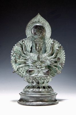 Image Avalokiteshvara Buddha, Himalaya, 1. Hälfte 20. Jh., Bronzeguß, grüne ...