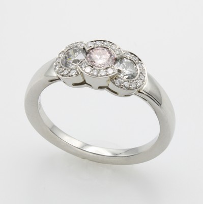 Image Ring mit Brillanten, Platin, 1 Brill. ca. 0.20 ct pink/si, 2 Brill. zus. ca. 0.34 ct ...