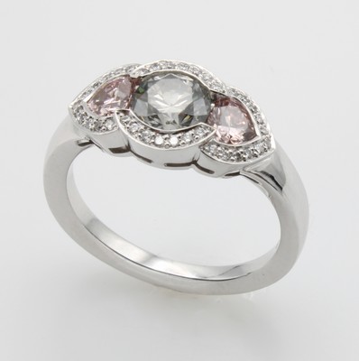 Image Ring mit Brillanten und Diamanten, WG 750/ 000, 1 Brill. ca. 0.82 ct greenish/si, 2 Dia- ...