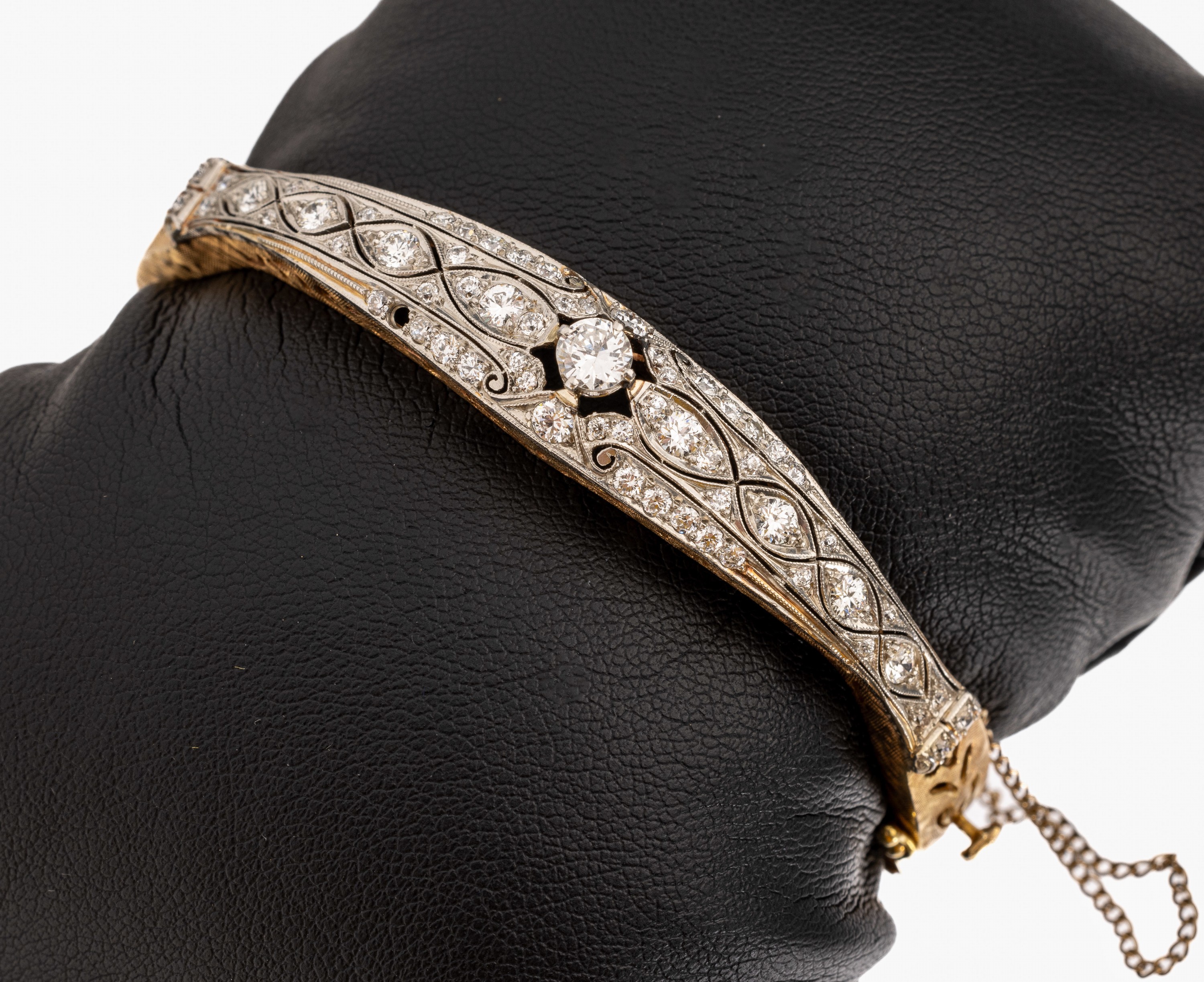 14 kt Gold Diamant-Armreif, GG/WG 585/000 gepr., 1940er Jahre, Oberfläche strukturiert, Oberteil WG mit 62 Brillanten, Altschliffdiamanten und ...