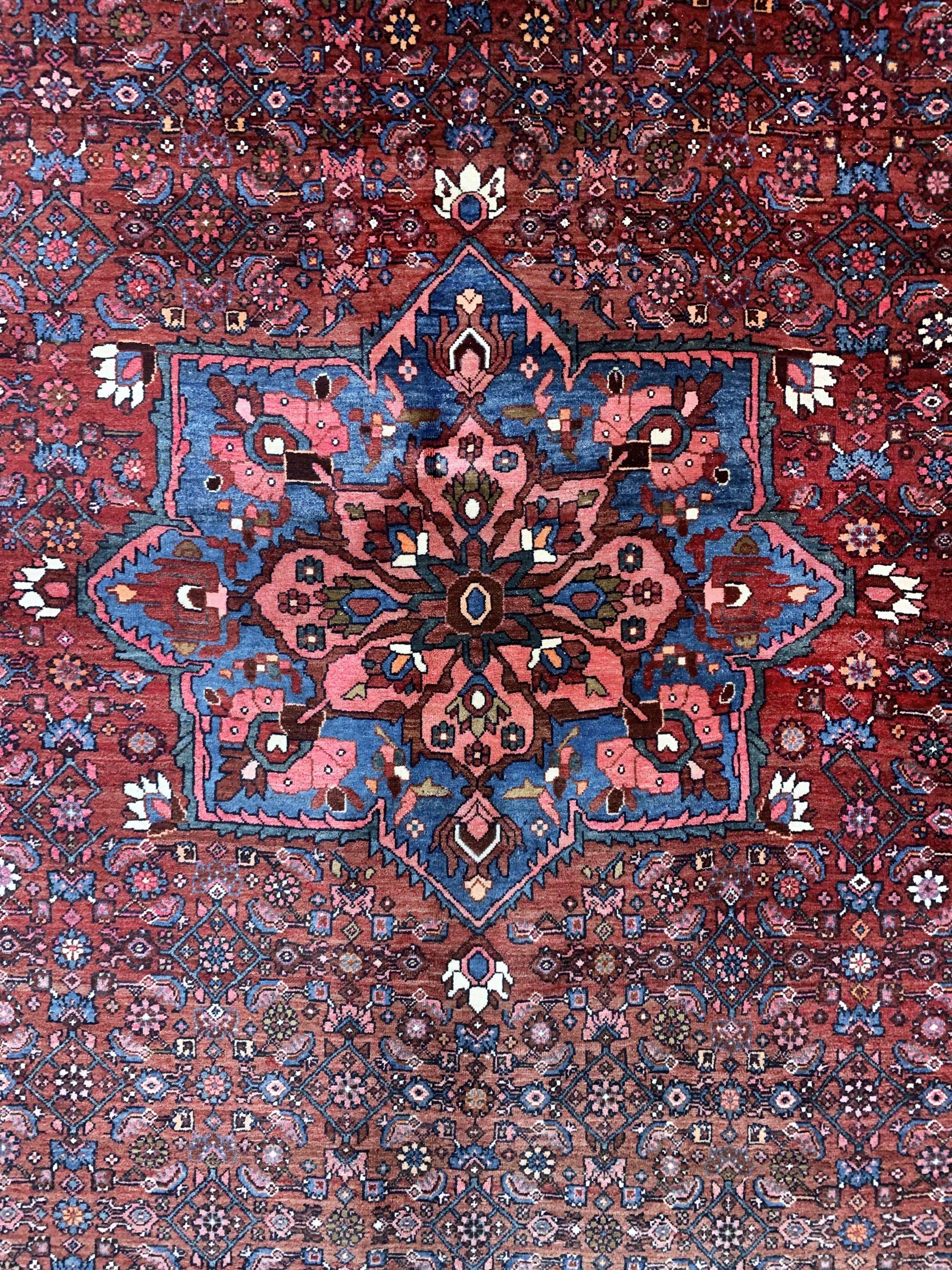 Detail d: Antiker Bidjar, Persien, datiert 1344(1922), Wolle auf Baumwolle, ca. 493 x 303cm, verblasst, EHZ: 2-3