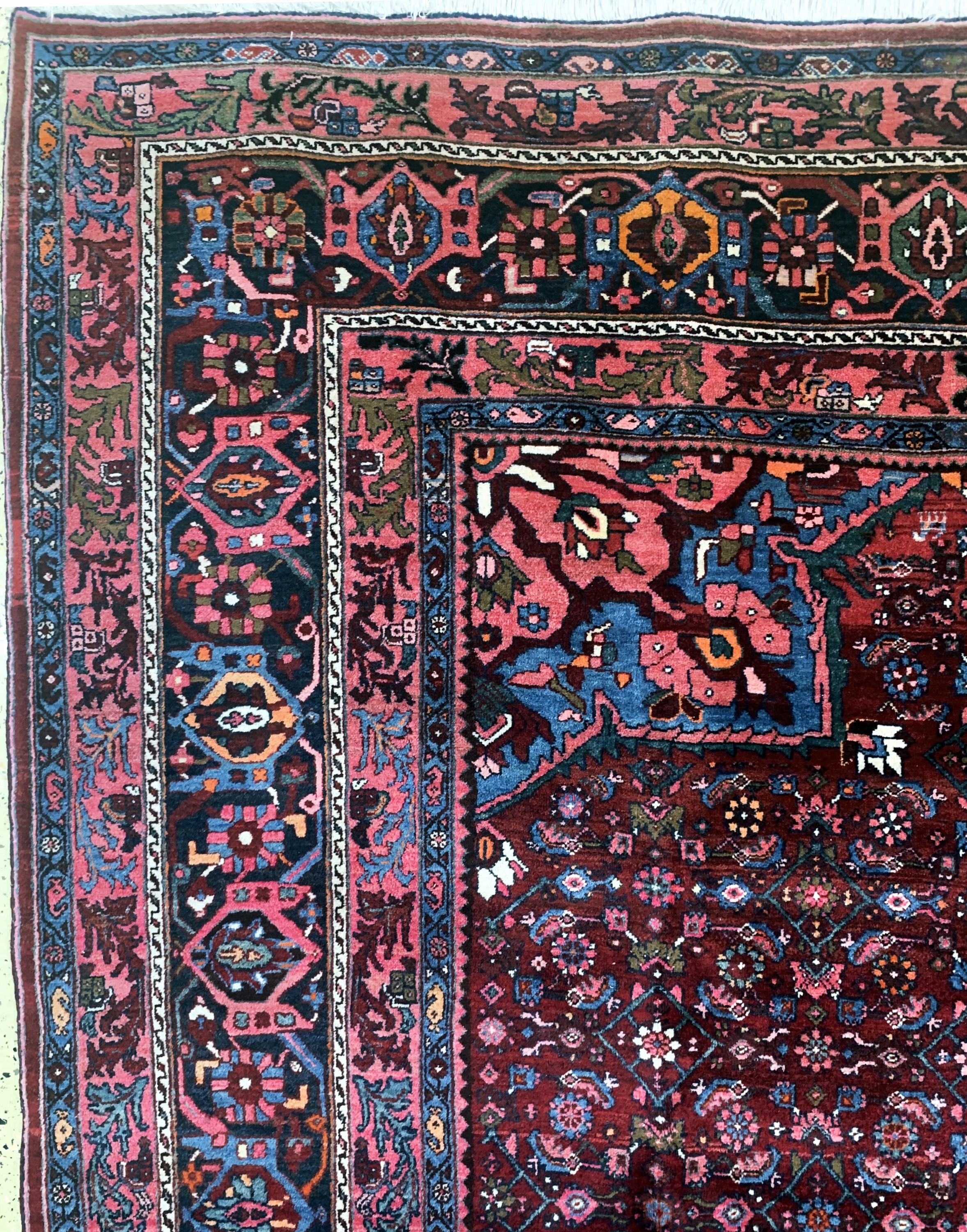 Detail e: Antiker Bidjar, Persien, datiert 1344(1922), Wolle auf Baumwolle, ca. 493 x 303cm, verblasst, EHZ: 2-3
