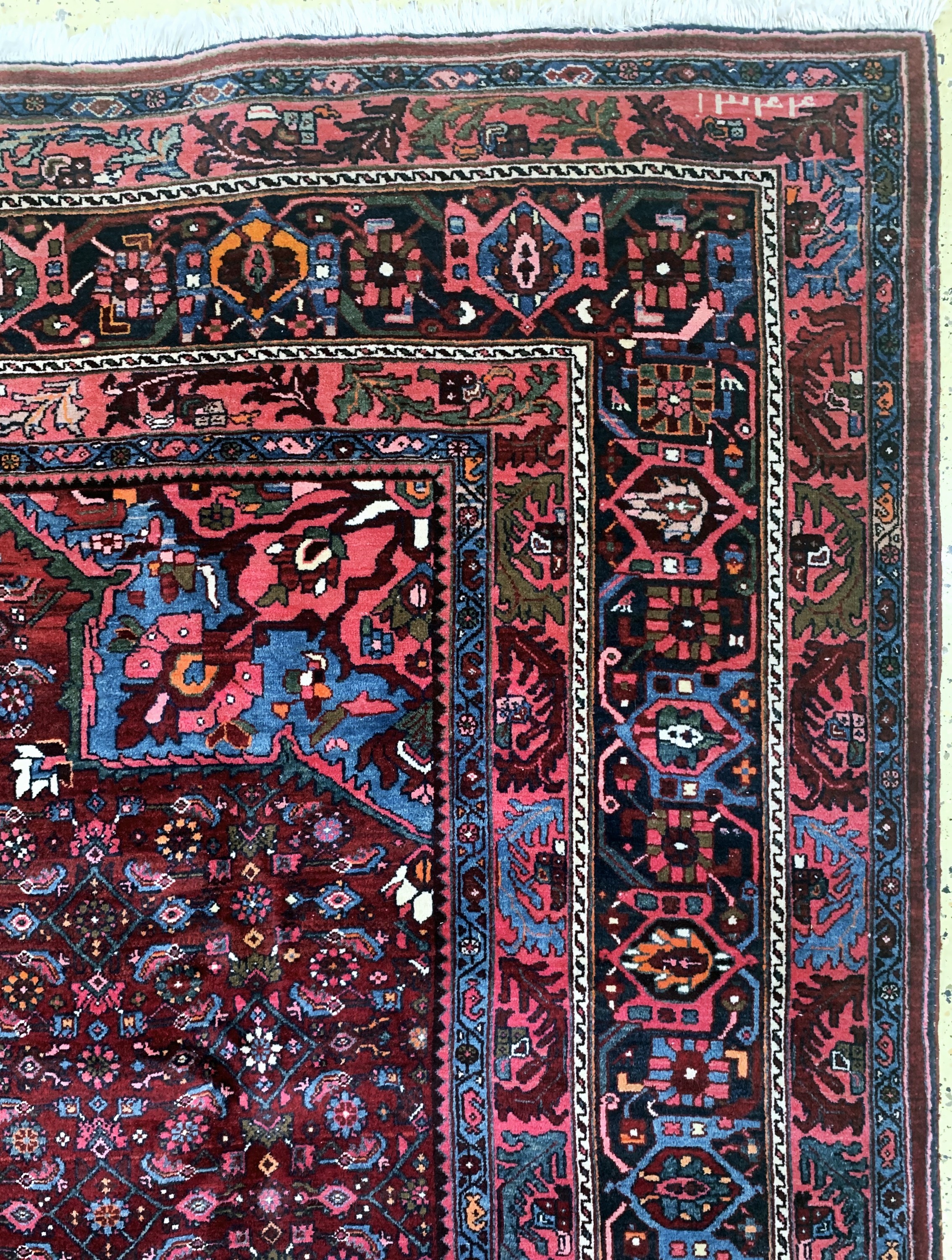 Detail g: Antiker Bidjar, Persien, datiert 1344(1922), Wolle auf Baumwolle, ca. 493 x 303cm, verblasst, EHZ: 2-3