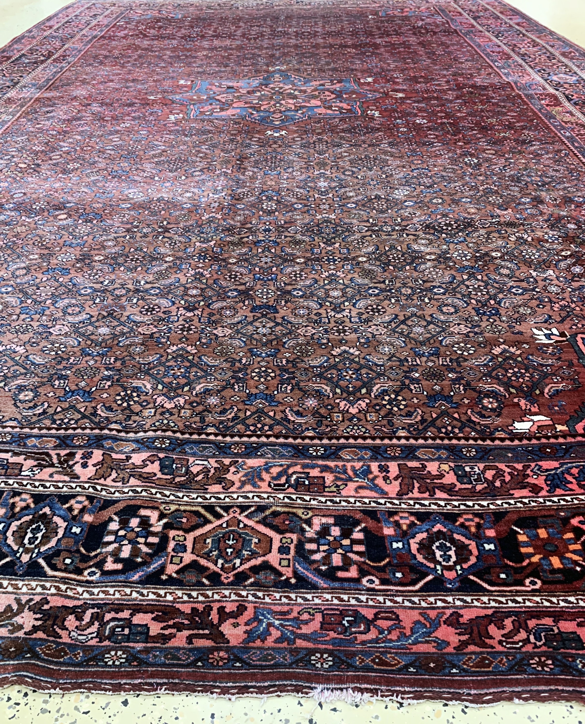 Detail h: Antiker Bidjar, Persien, datiert 1344(1922), Wolle auf Baumwolle, ca. 493 x 303cm, verblasst, EHZ: 2-3