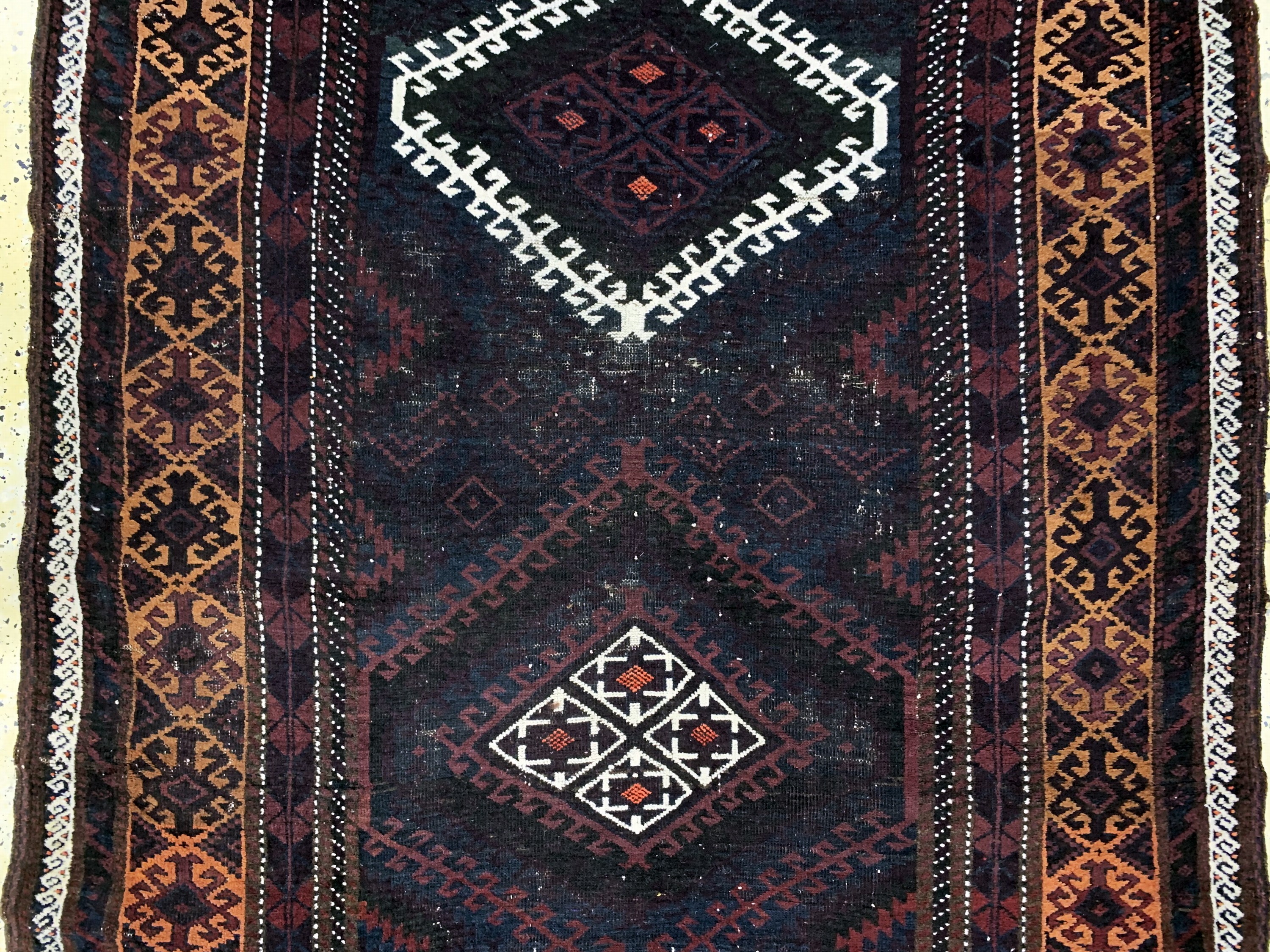 Detail b: Antiker Belutsch, Persien, um 1900, Wolle auf Wolle, ca. 373 x 123 cm, EHZ: 3