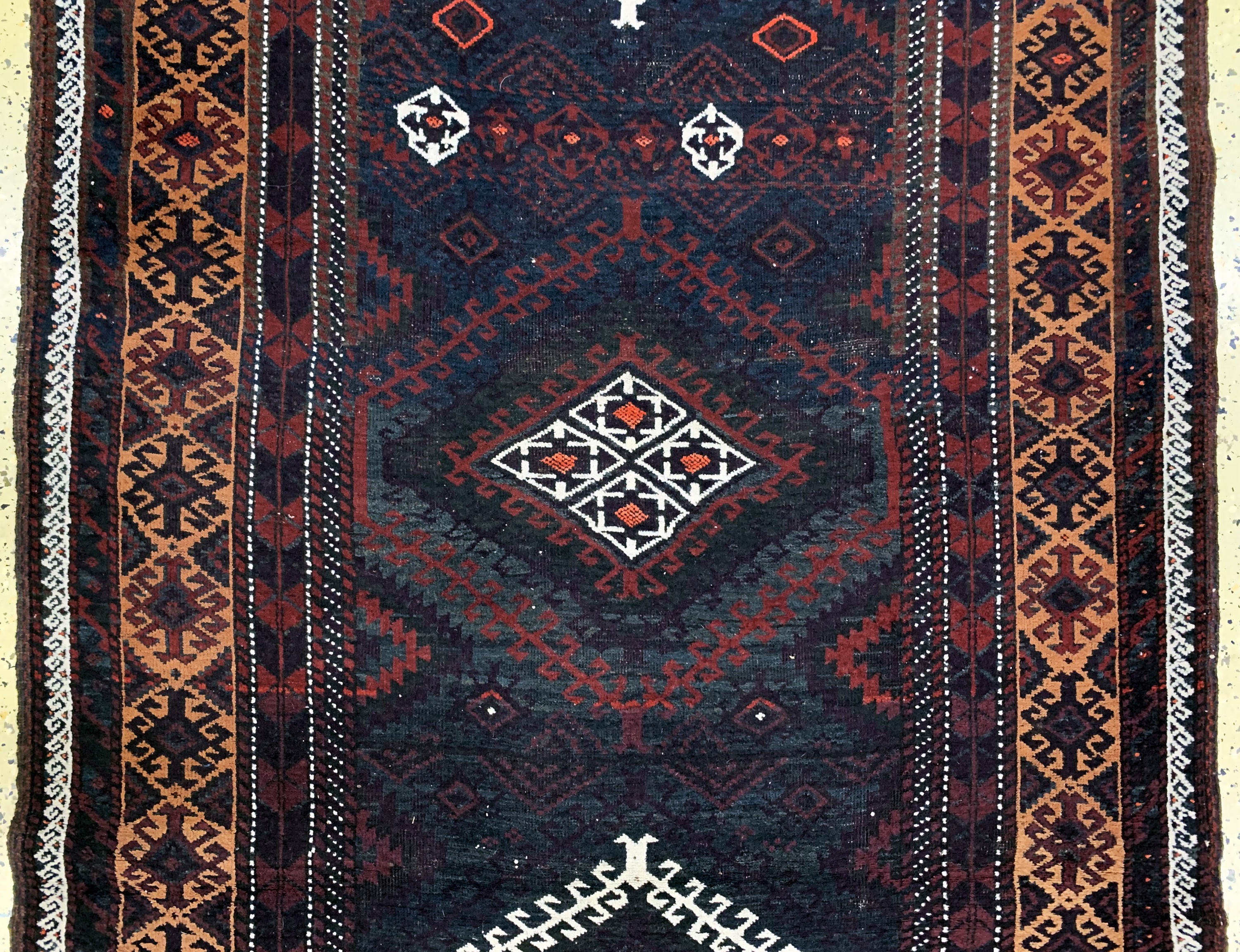 Detail c: Antiker Belutsch, Persien, um 1900, Wolle auf Wolle, ca. 373 x 123 cm, EHZ: 3