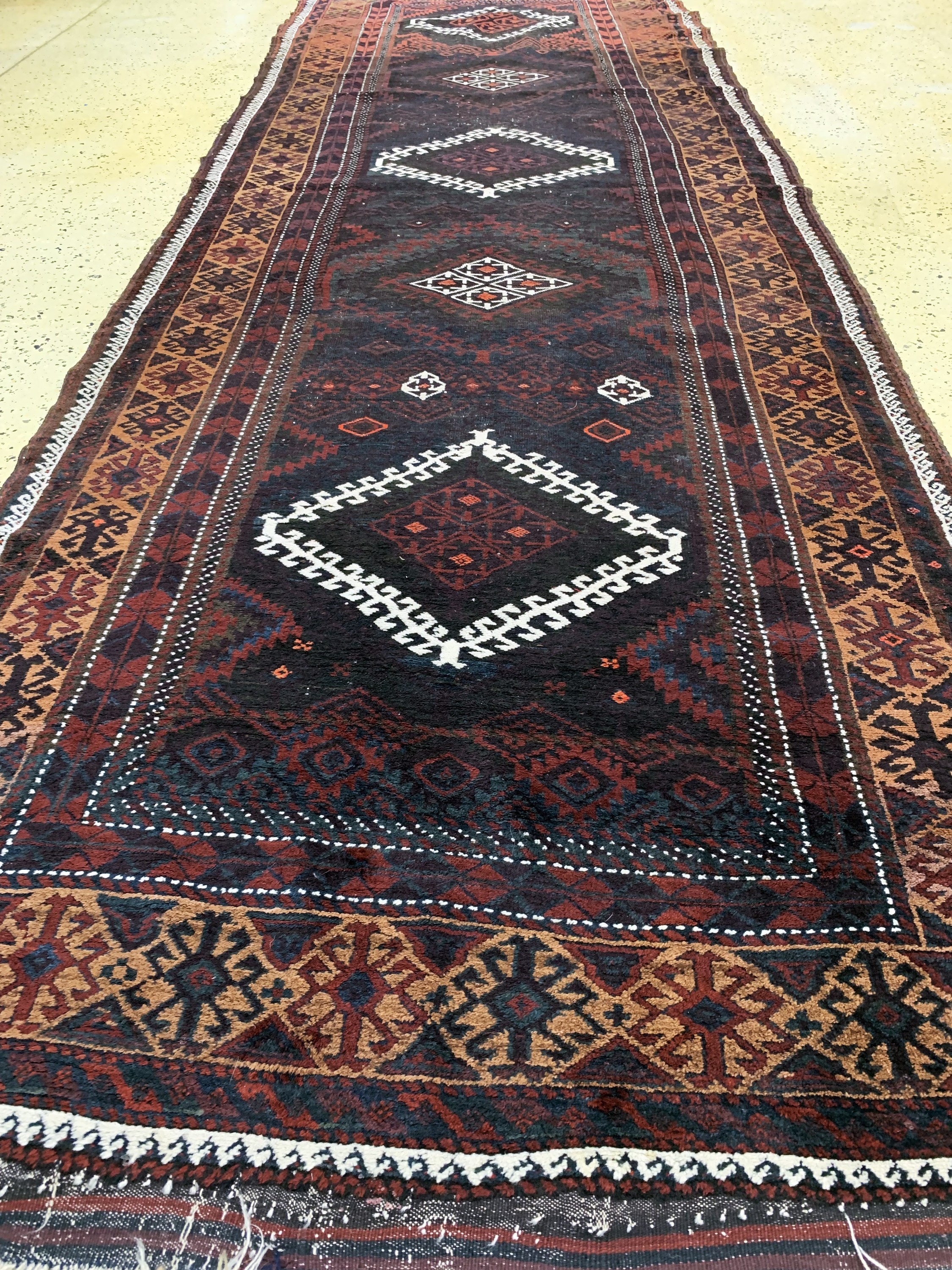 Detail e: Antiker Belutsch, Persien, um 1900, Wolle auf Wolle, ca. 373 x 123 cm, EHZ: 3