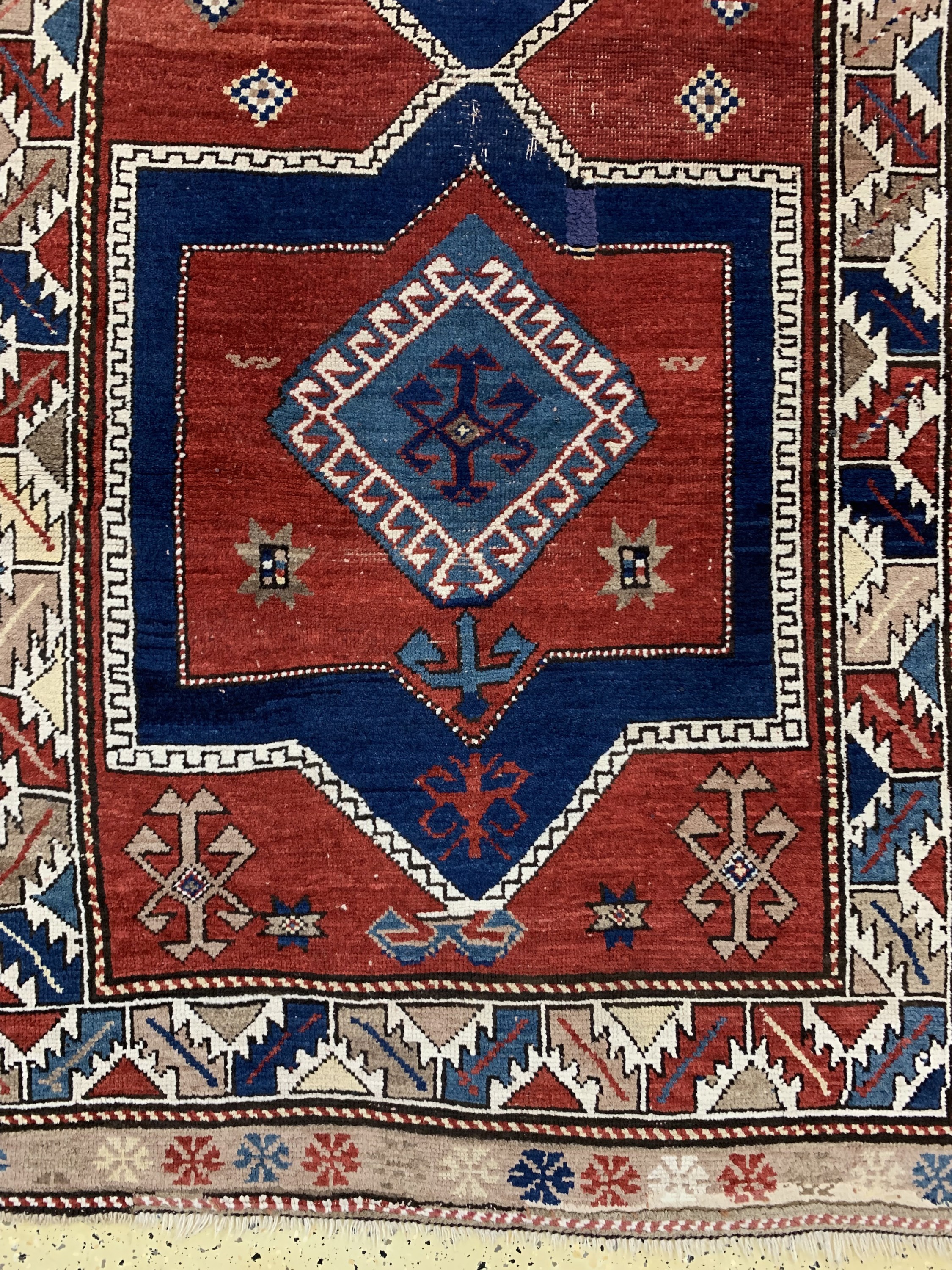Detail a: Antiker Kazak, Kaukasus, um 1900, Wolle aufWolle, ca. 222 x 122 cm, EHZ: 2-3