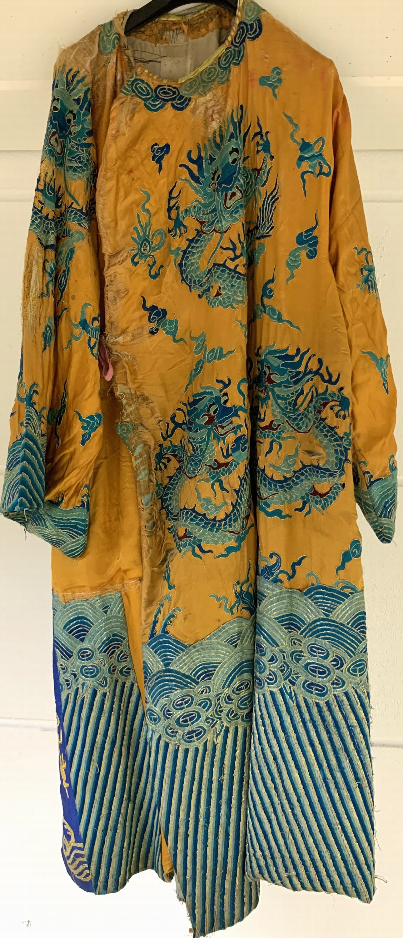 Detail b: Seiden"Drachen"Robe antik, China, 19.Jhd, Seide-Metallstickerei, Männergrösse, EHZ: 3