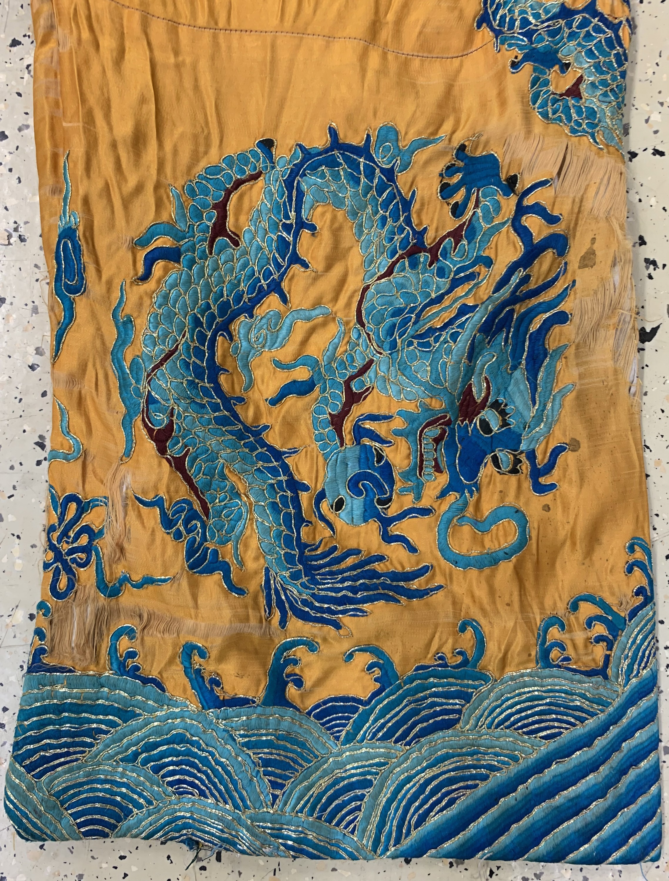 Detail d: Seiden"Drachen"Robe antik, China, 19.Jhd, Seide-Metallstickerei, Männergrösse, EHZ: 3