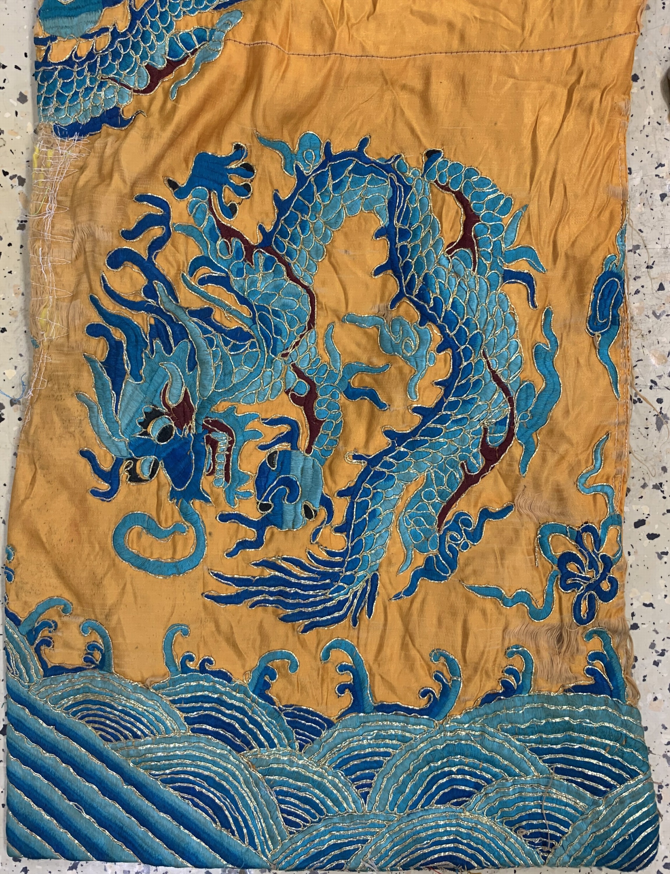 Detail e: Seiden"Drachen"Robe antik, China, 19.Jhd, Seide-Metallstickerei, Männergrösse, EHZ: 3