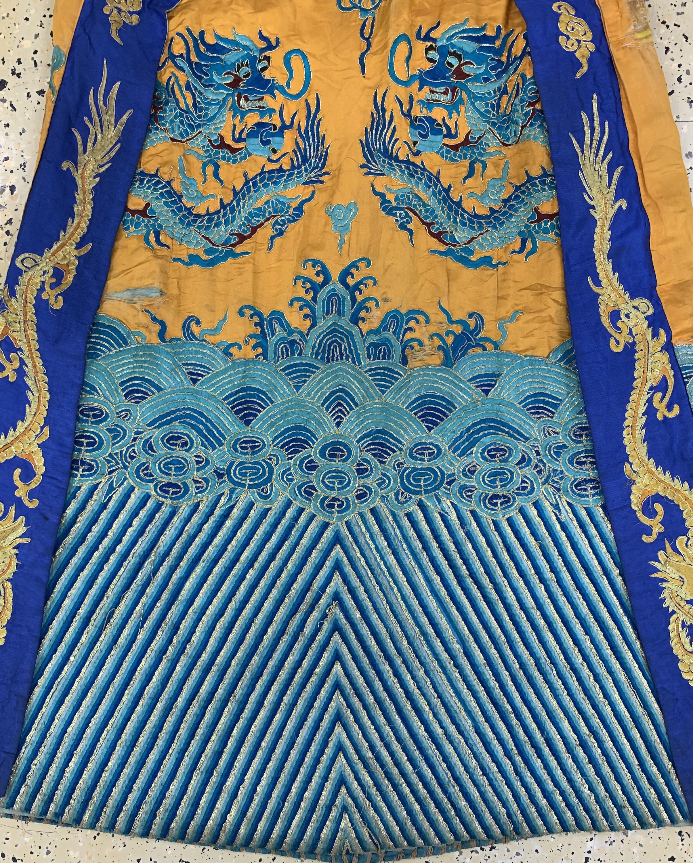 Detail f: Seiden"Drachen"Robe antik, China, 19.Jhd, Seide-Metallstickerei, Männergrösse, EHZ: 3