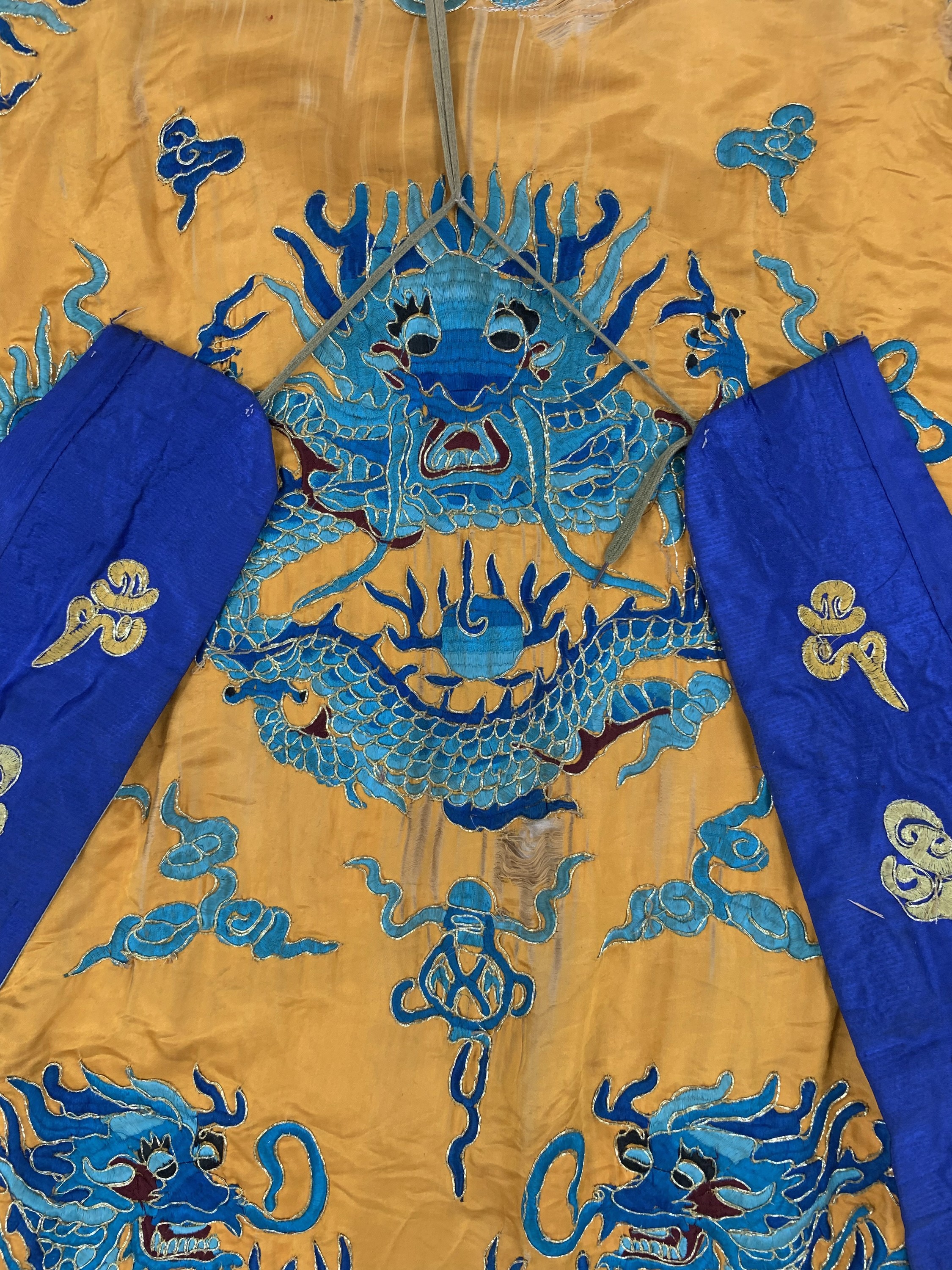 Detail g: Seiden"Drachen"Robe antik, China, 19.Jhd, Seide-Metallstickerei, Männergrösse, EHZ: 3