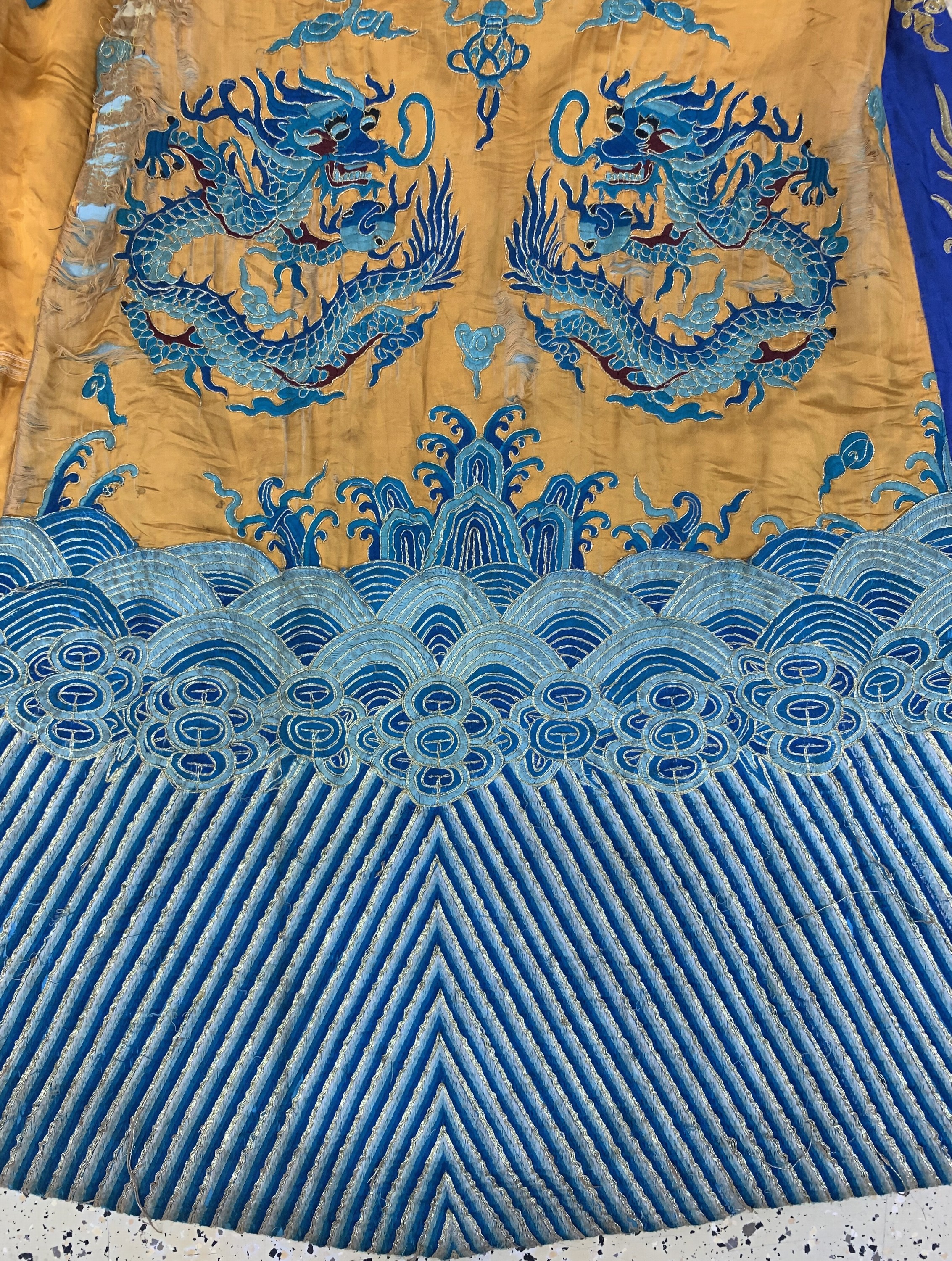 Detail h: Seiden"Drachen"Robe antik, China, 19.Jhd, Seide-Metallstickerei, Männergrösse, EHZ: 3