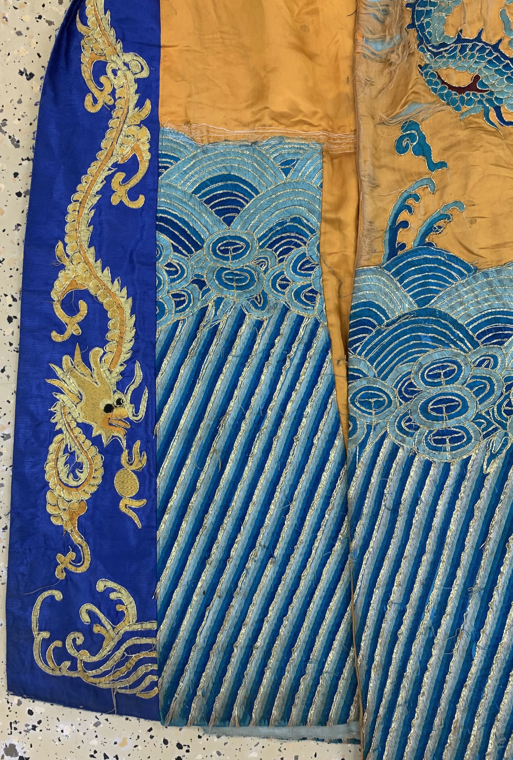 Detail i: Seiden"Drachen"Robe antik, China, 19.Jhd, Seide-Metallstickerei, Männergrösse, EHZ: 3