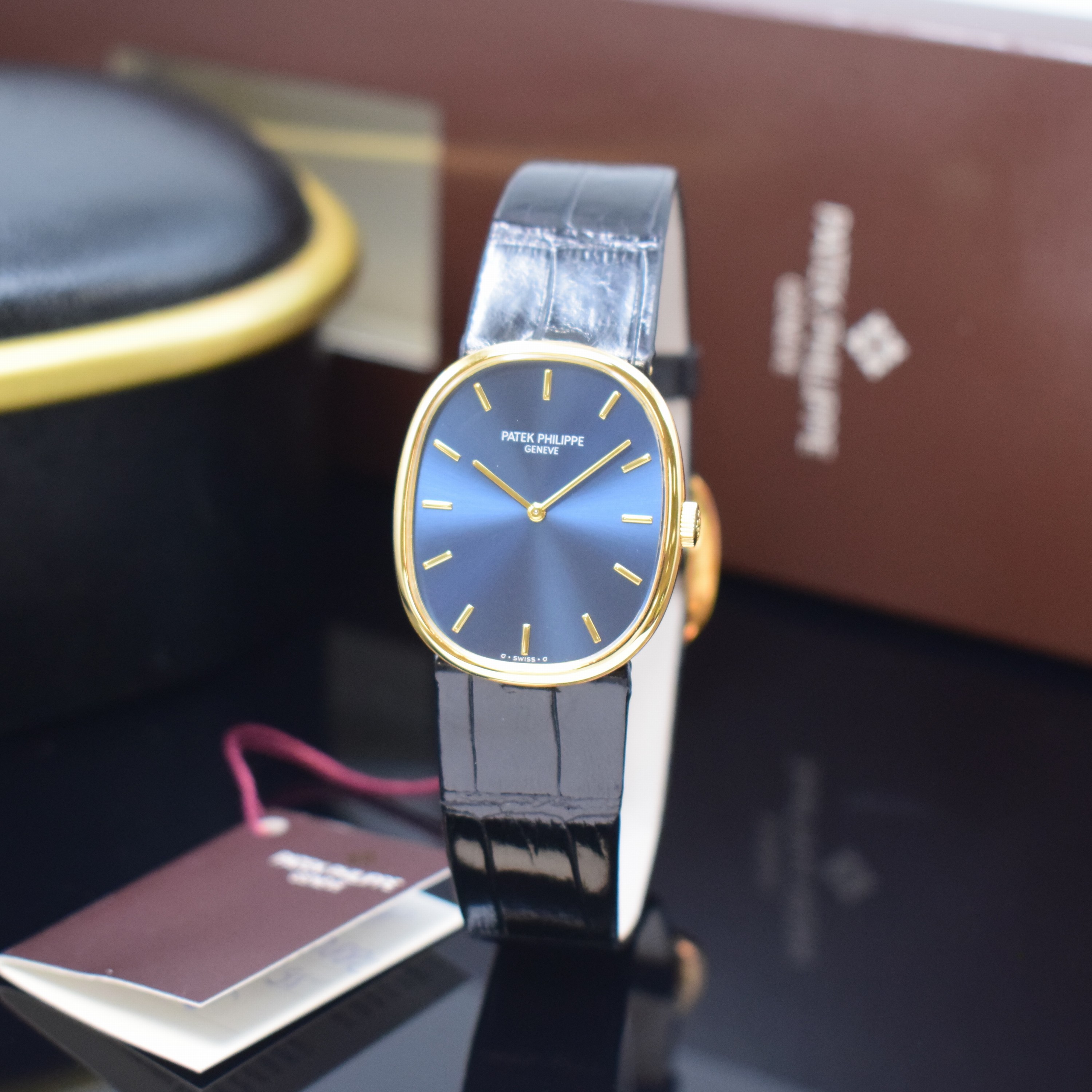 PATEK PHILIPPE Herrenarmbanduhr Modellserie Ellipse dOr Referenz 3748, Handaufzug, Schweiz um 1978, GG 750/000 inkl. neuwertigem orig. ...