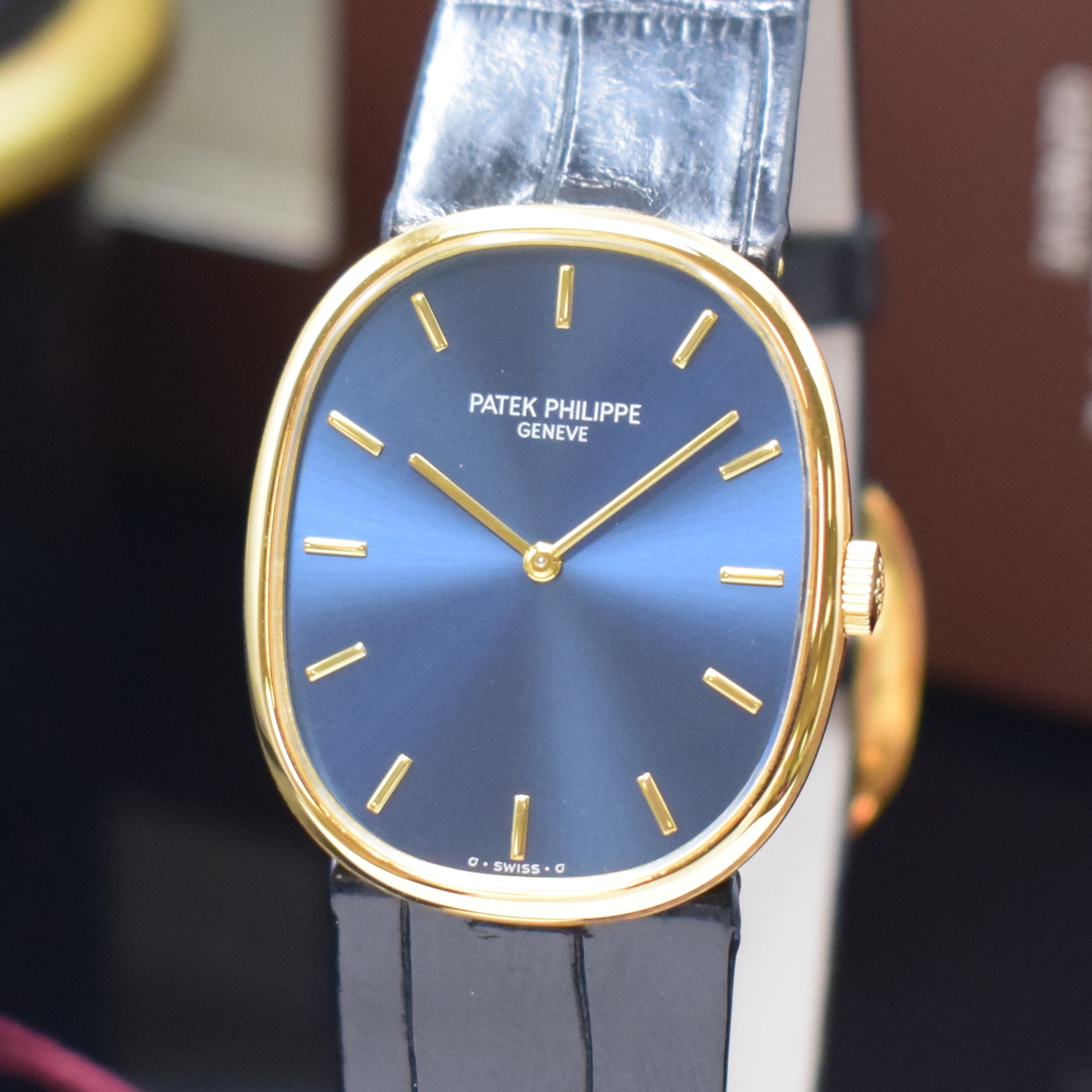 Detail a: PATEK PHILIPPE Herrenarmbanduhr Modellserie Ellipse dOr Referenz 3748, Handaufzug, Schweiz um 1978, GG 750/000 inkl. neuwertigem orig. ...