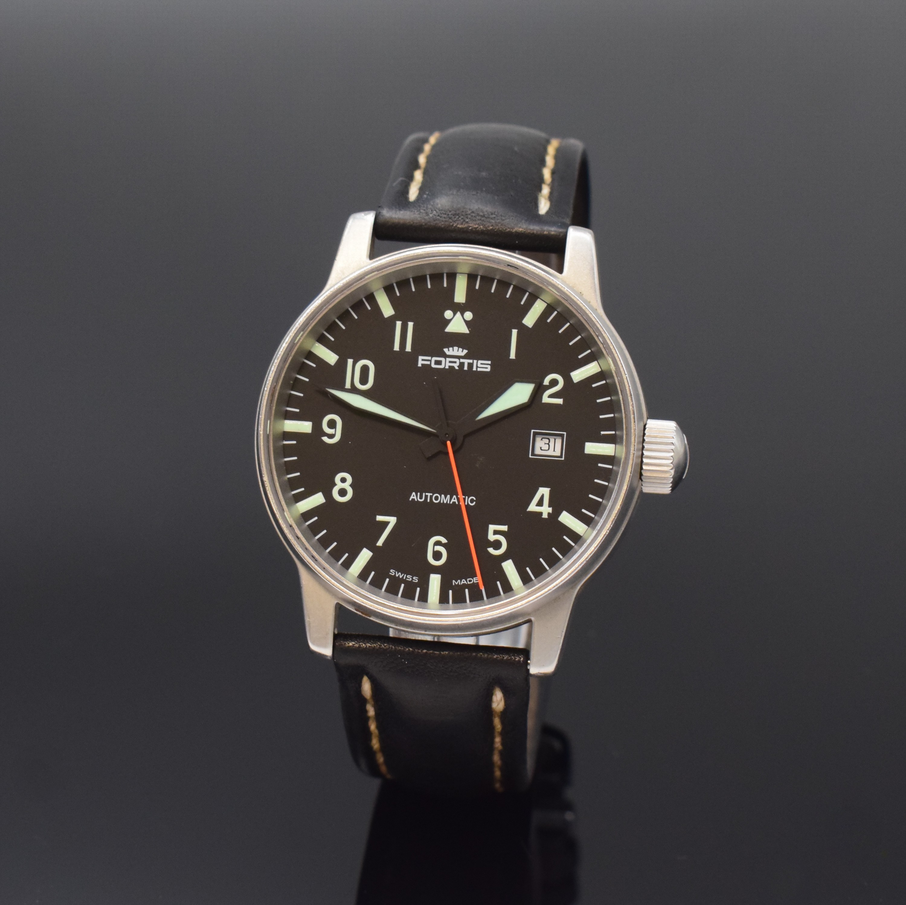 FORTIS Flieger-Herrenarmbanduhr Referenz 595.10.46.1, Automatik, Schweiz um 1995, matt. Edelstahlgeh. inkl. Lederband (zu ers.) m. orig. Faltschl., ...