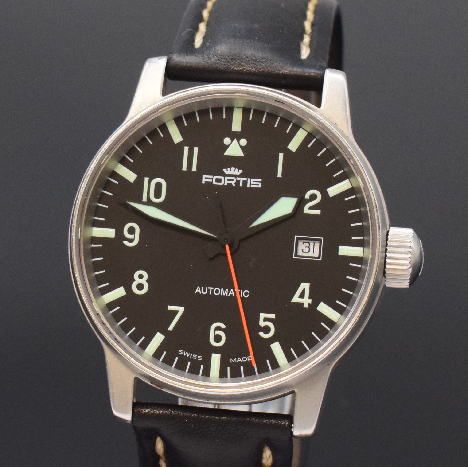 Detail a: FORTIS Flieger-Herrenarmbanduhr Referenz 595.10.46.1, Automatik, Schweiz um 1995, matt. Edelstahlgeh. inkl. Lederband (zu ers.) m. orig. Faltschl., ...