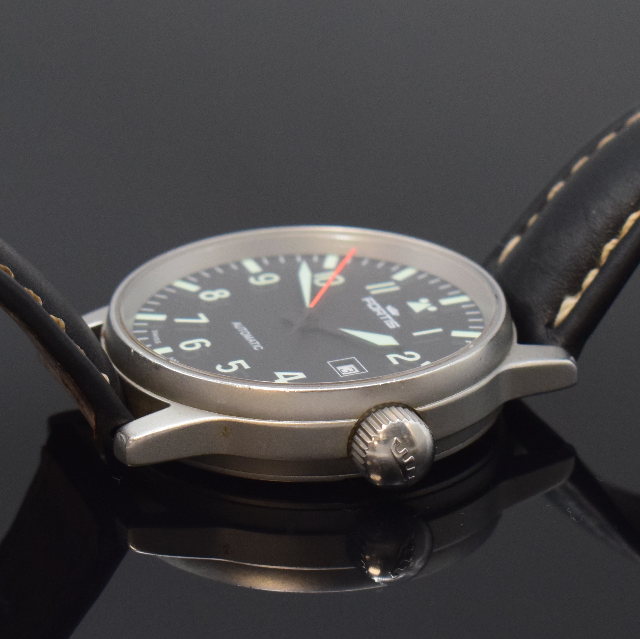 Detail b: FORTIS Flieger-Herrenarmbanduhr Referenz 595.10.46.1, Automatik, Schweiz um 1995, matt. Edelstahlgeh. inkl. Lederband (zu ers.) m. orig. Faltschl., ...