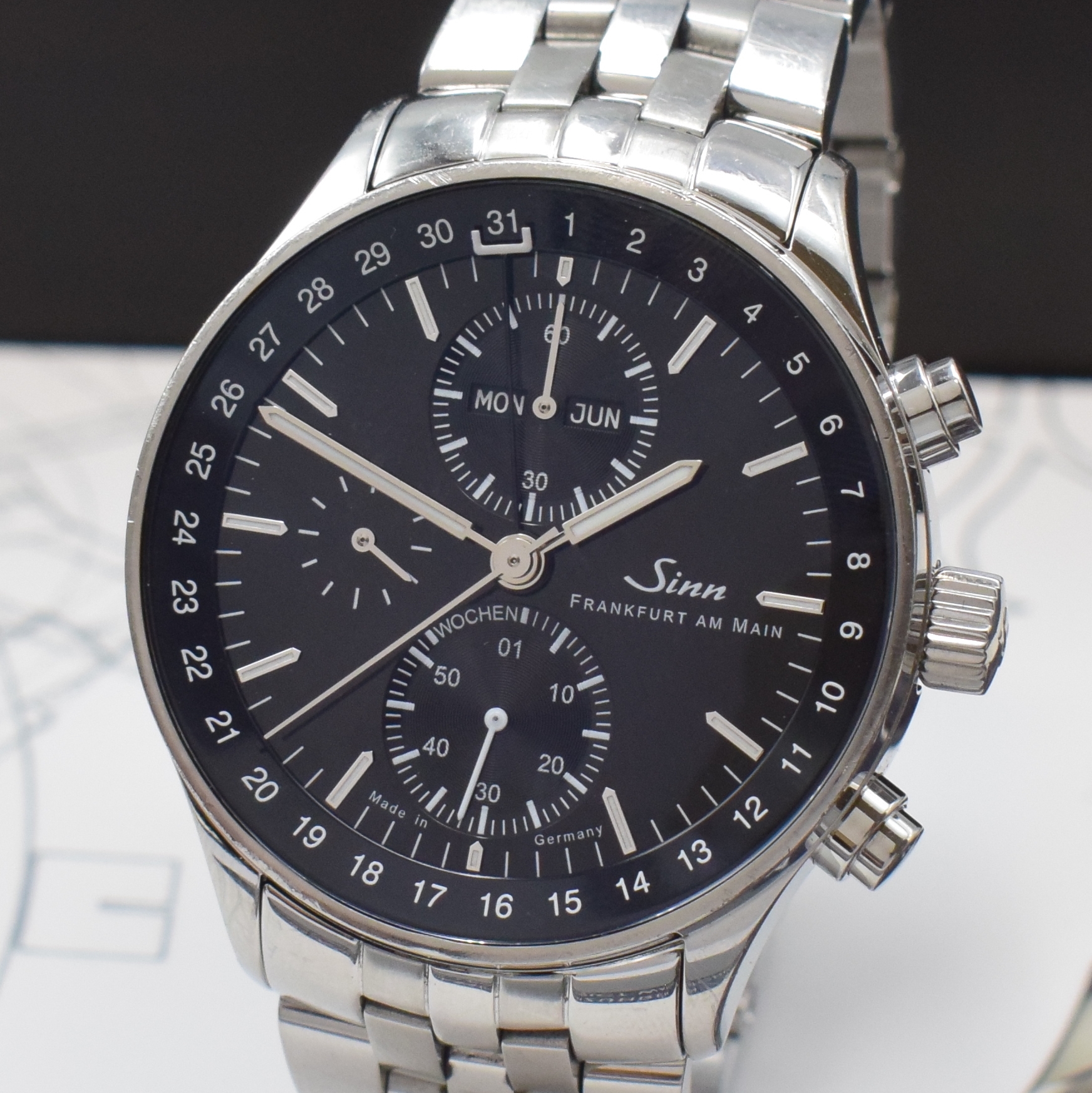 Detail a: SINN Finanzplatzuhr mit Chronograph Referenz 6052, Automatik, beids. vergl. Edelstahlgeh. inkl. Gliederband m. dopp. Faltschl., Boden verschr., ...