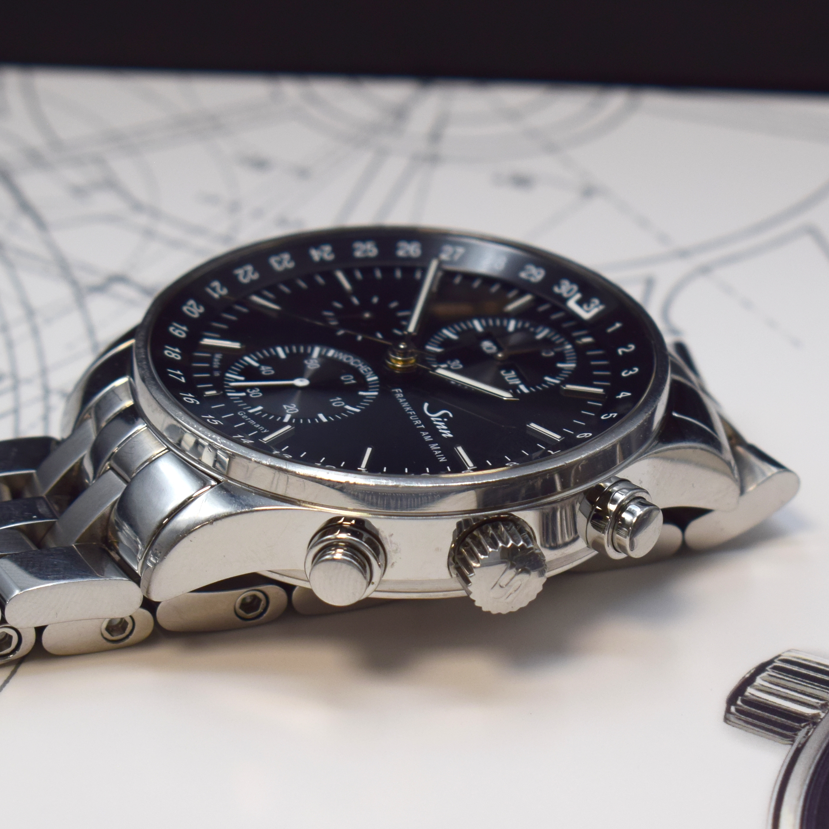 Detail c: SINN Finanzplatzuhr mit Chronograph Referenz 6052, Automatik, beids. vergl. Edelstahlgeh. inkl. Gliederband m. dopp. Faltschl., Boden verschr., ...