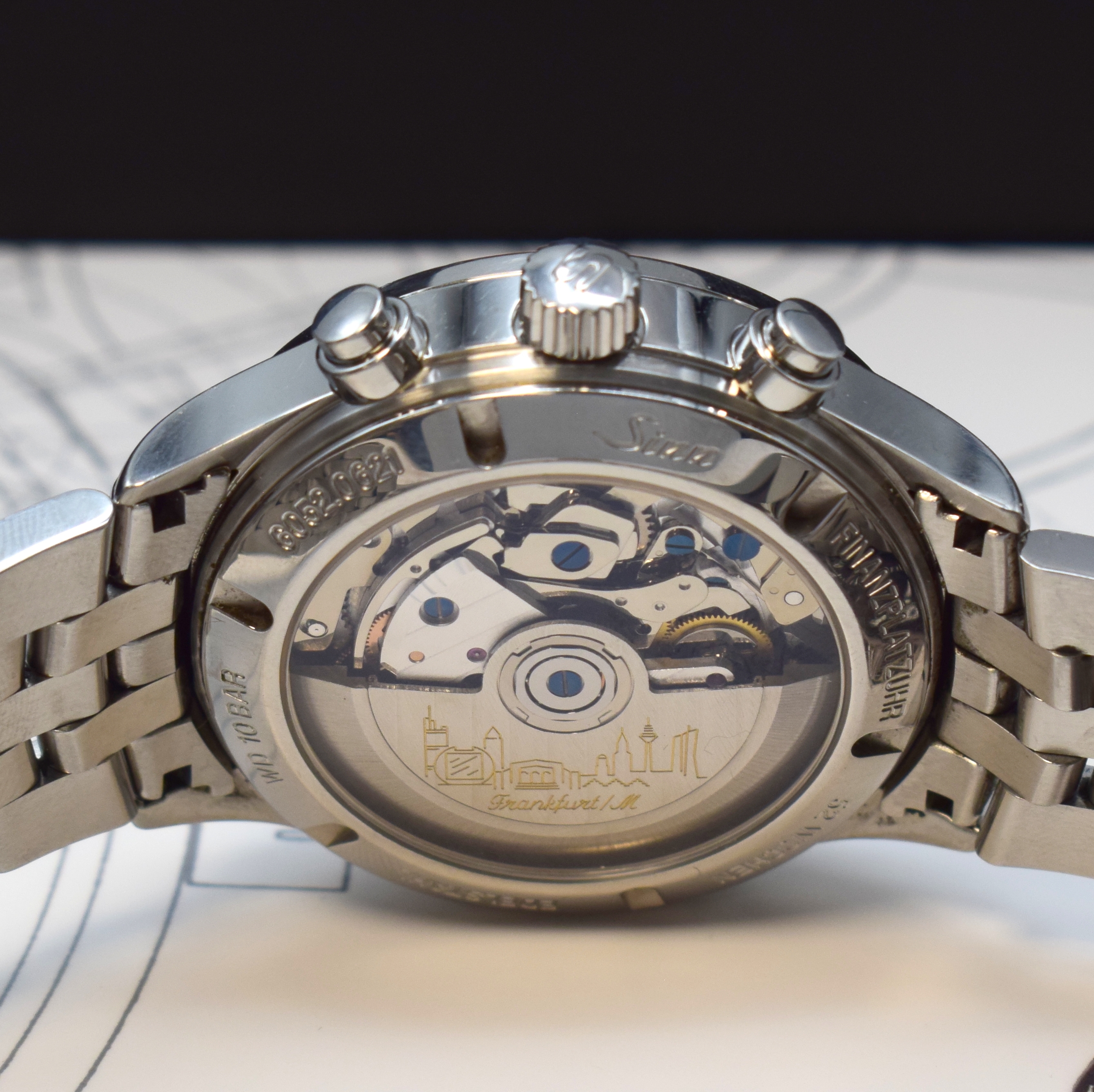 Detail d: SINN Finanzplatzuhr mit Chronograph Referenz 6052, Automatik, beids. vergl. Edelstahlgeh. inkl. Gliederband m. dopp. Faltschl., Boden verschr., ...