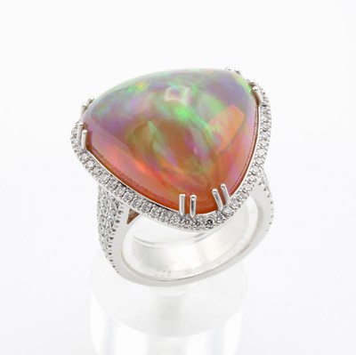 Image Ring mit Opal und Brillanten, WG 750/000, 113 Brill. z.T. seitl. an Ringschiene gef. ...