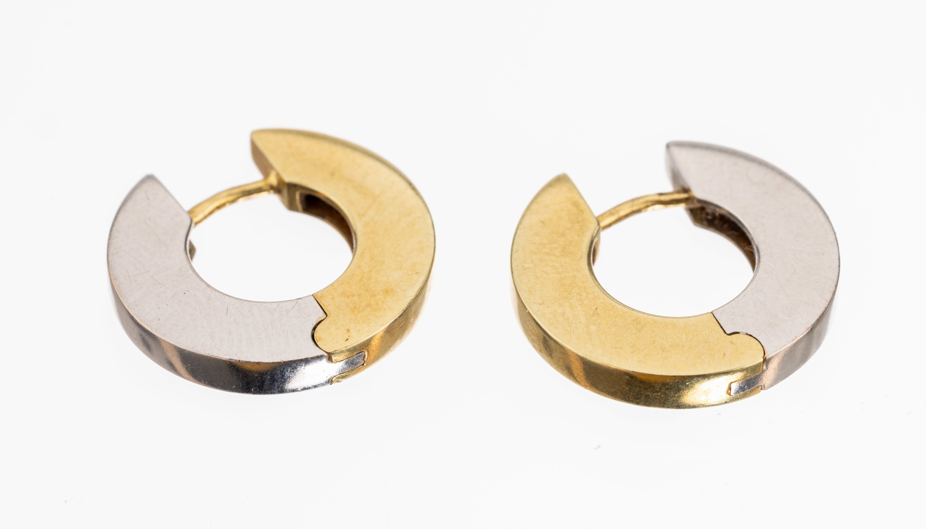 Paar 14 kt Gold Creolen, GG/WG 585/000, 1 Seite GG, 1 Seite WG, ca. 6.8 g