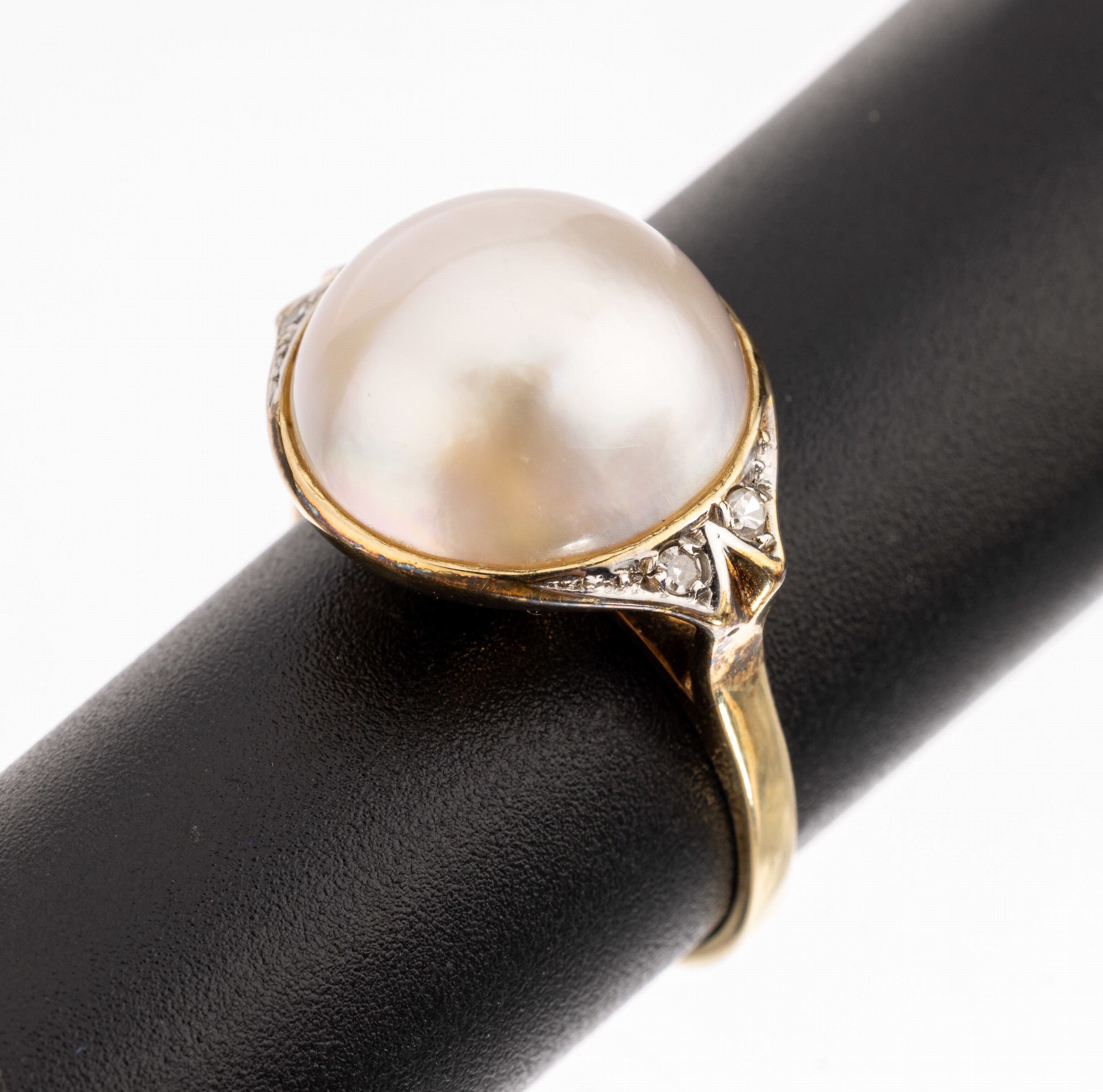 14 kt Gold Mabeperl-Diamant-Ring, GG 585/000, mittig Mabeperle, D. ca. 13.9 mm, 4 8/8-Diamanten zus. ca. 0.06 ct (grav.) Weiss/si-p, RW 58, ca. 7.3 g