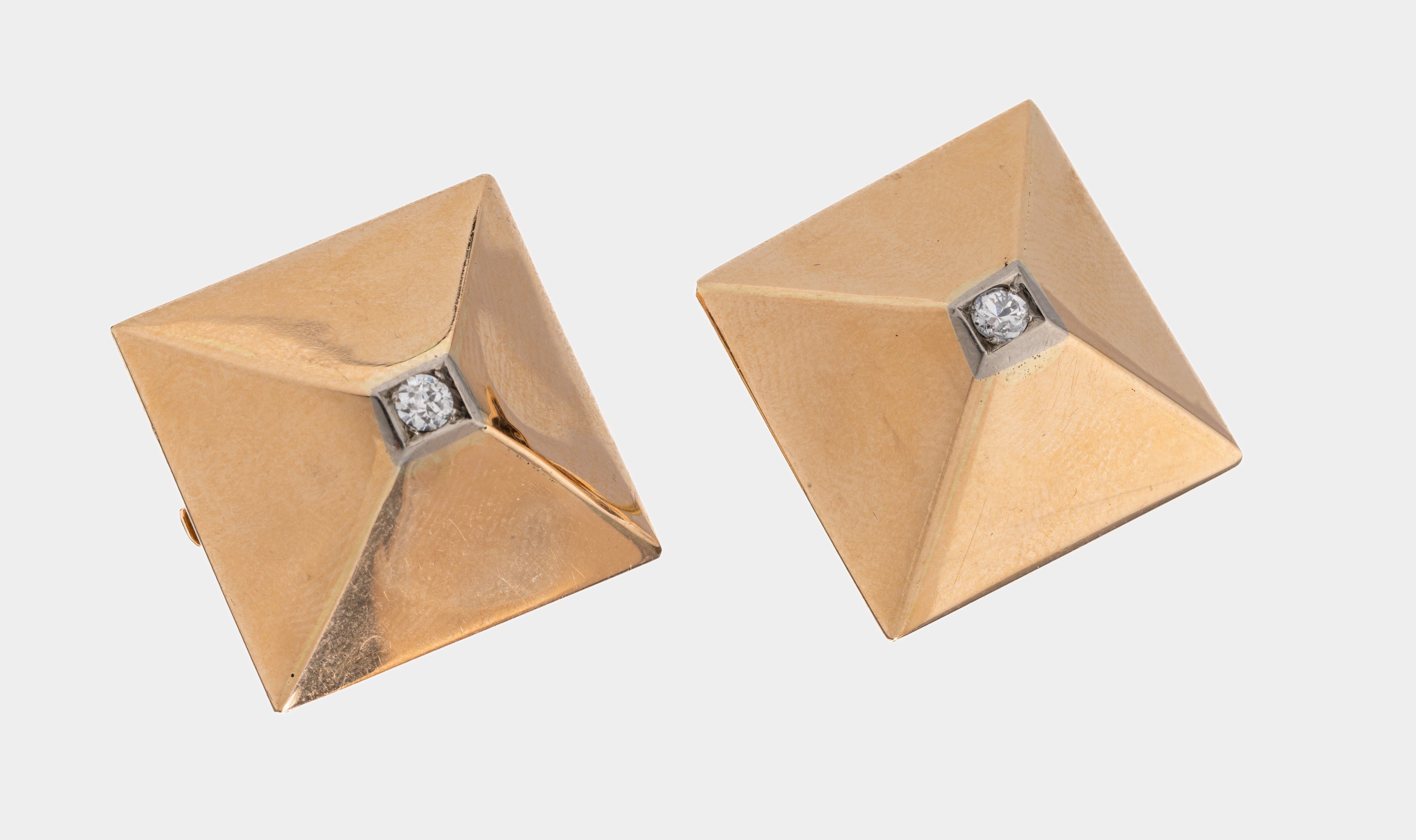 Paar 18 kt Gold Diamant-Ohrstecker, RG 750/000, pyramidenförm., 2 Diamanten zus. ca. 0.30 ct Weiß/p, mit Clipbrisur, ca. 24.3 g