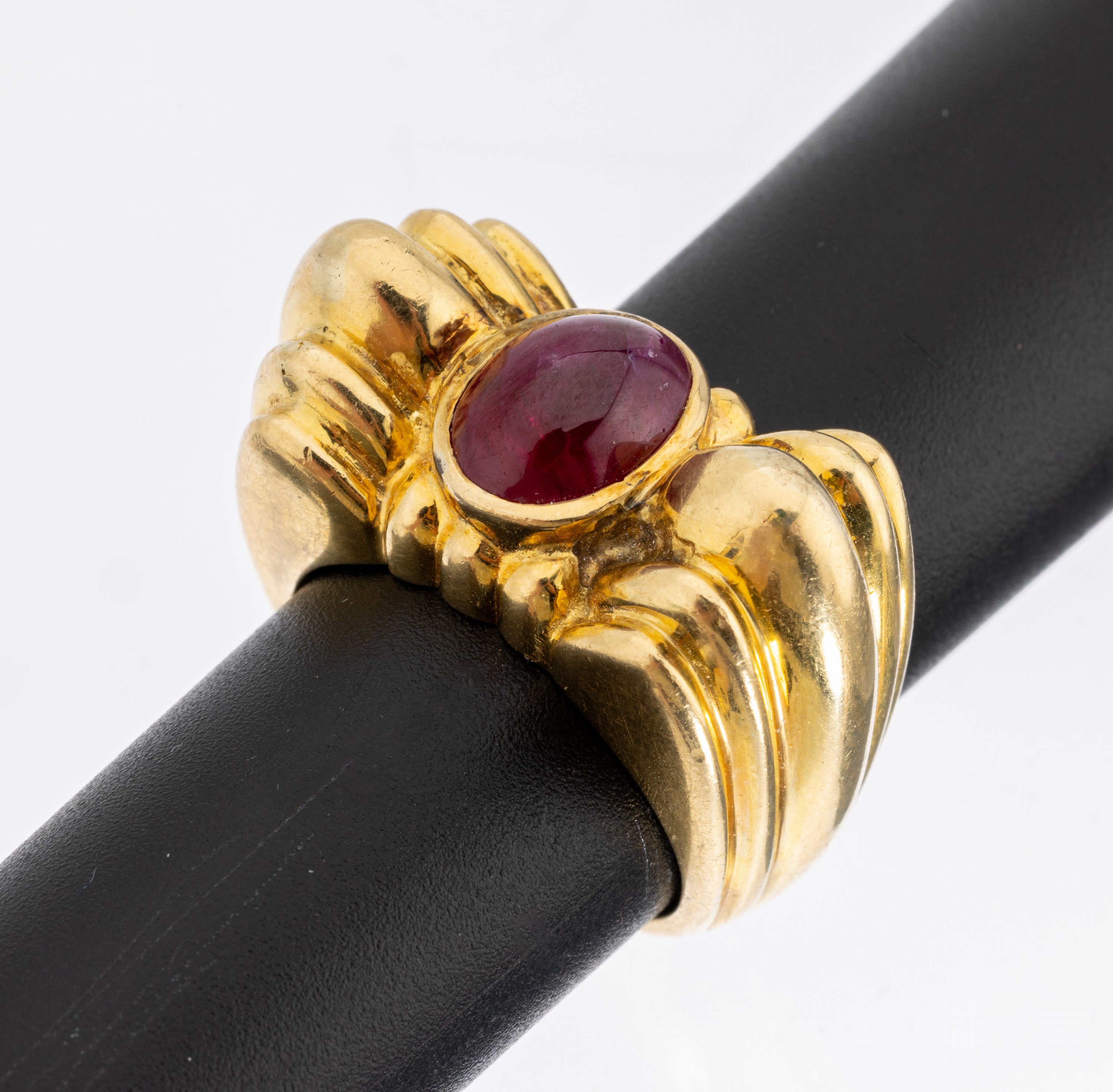 18 kt Gold Rubin-Ring, GG 750/000, ovaler Rubincabochon ca. 3.00 ct, anged. Schleifenform, RW 56, ca. 19.7 g