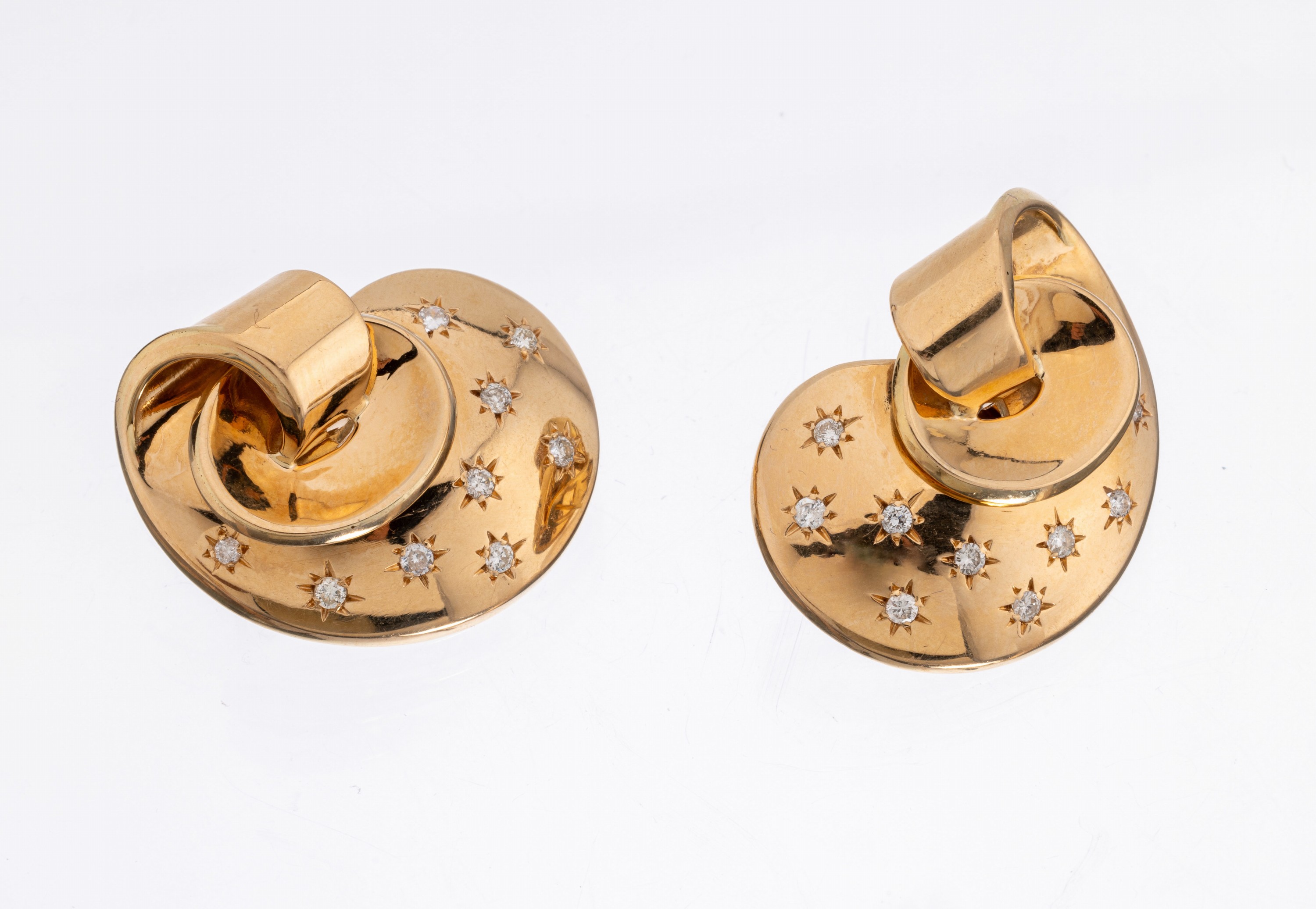 Paar 18 kt Gold Diamant-Ohrstecker, GG 750/000, 18 Diamanten zus. ca. 0.50 ct Weiß/si-p, Fassungen sternförmig grav., mit Clipbrisuren, ca. 24 g