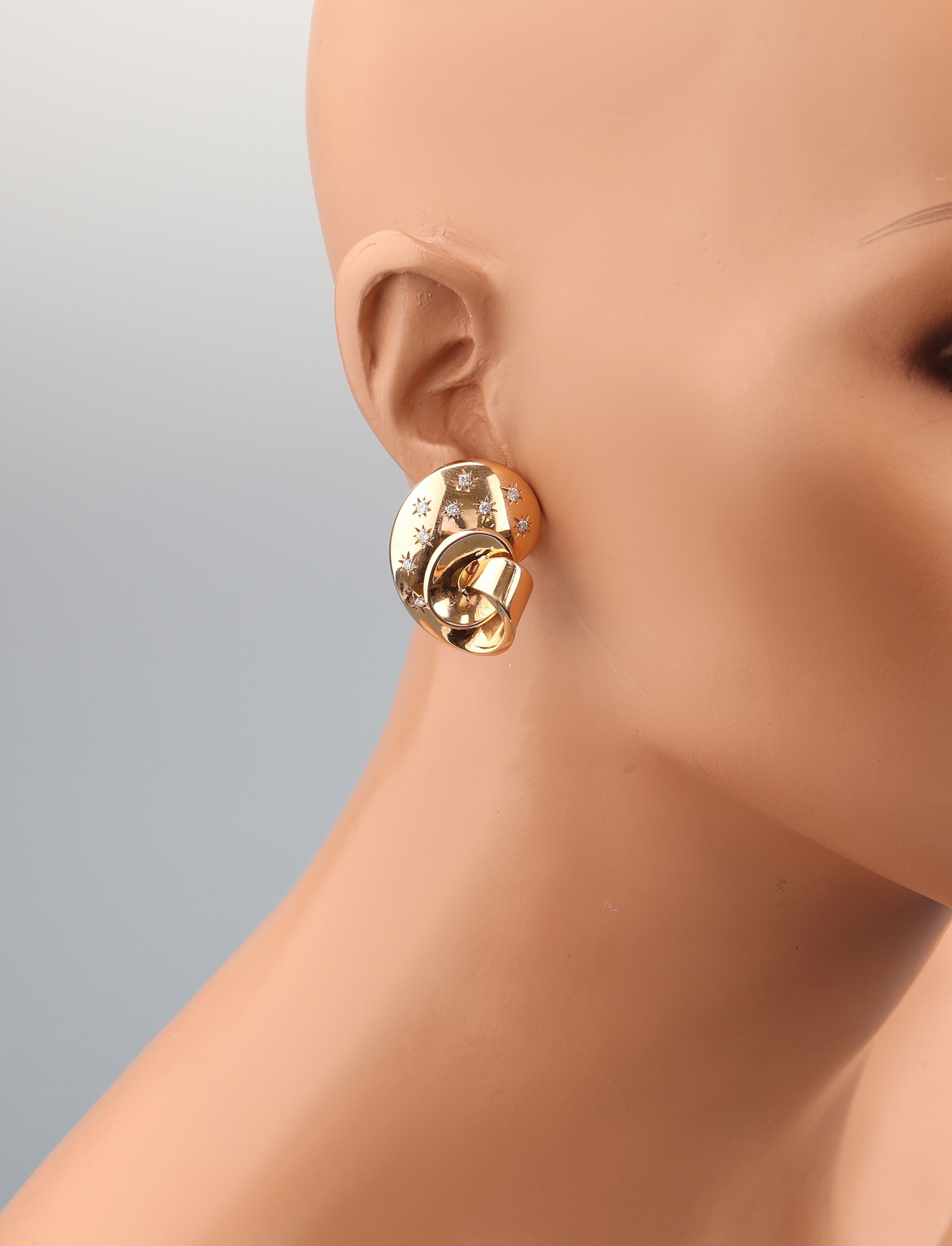 Detail a: Paar 18 kt Gold Diamant-Ohrstecker, GG 750/000, 18 Diamanten zus. ca. 0.50 ct Weiß/si-p, Fassungen sternförmig grav., mit Clipbrisuren, ca. 24 g