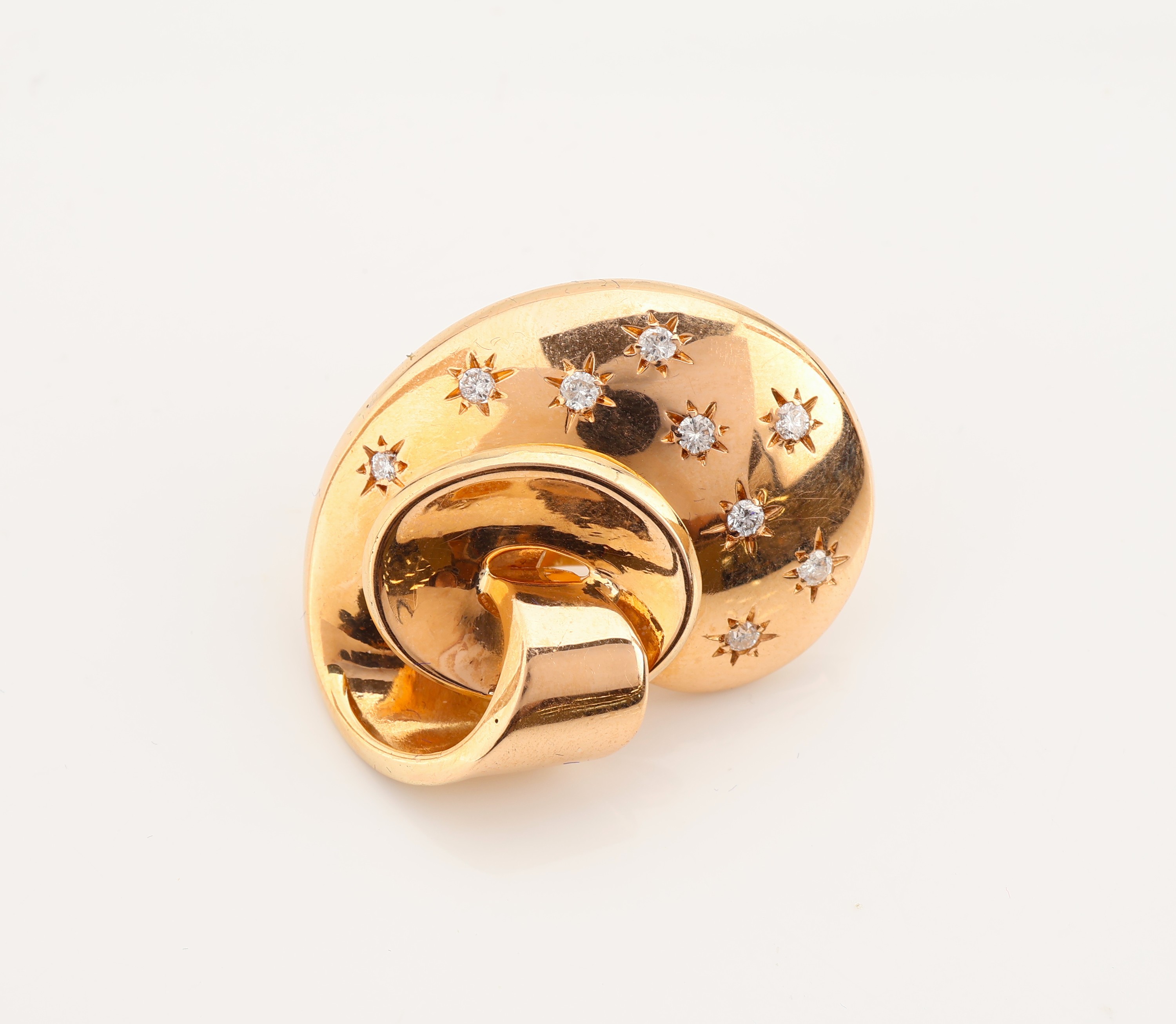 Detail c: Paar 18 kt Gold Diamant-Ohrstecker, GG 750/000, 18 Diamanten zus. ca. 0.50 ct Weiß/si-p, Fassungen sternförmig grav., mit Clipbrisuren, ca. 24 g