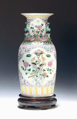 Image Bodenvase, China, 1920/30er Jahre, Porzellan, polychrom bemalt, H. 45 cm, mit Holzsockel