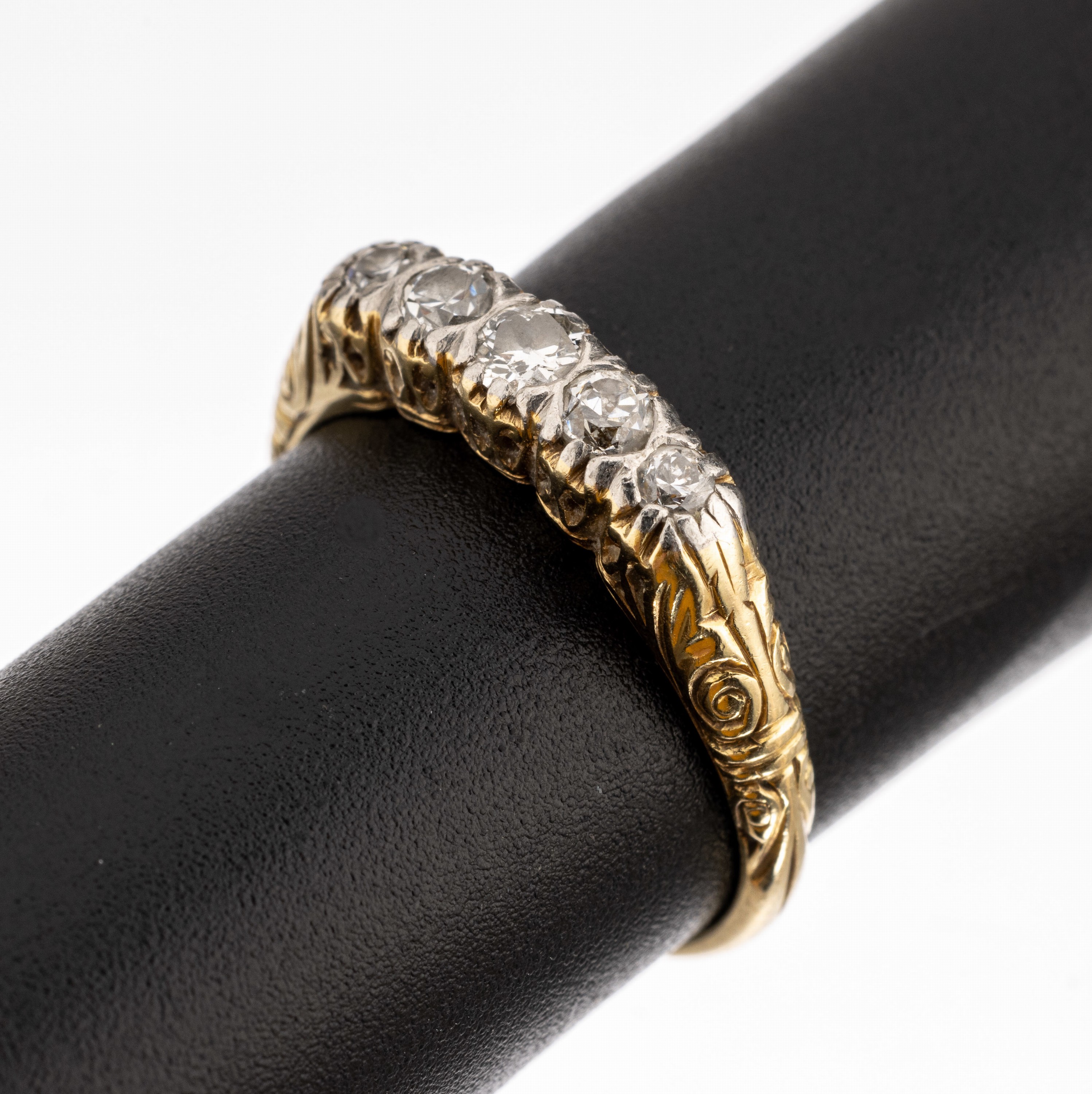 14 kt Gold Diamant-Ring, GG 585/000, um 1910, 5 in Platin gefasste Altschliffdiamantenzus. ca. 0.25 ct Weiss/p, Ringschultern floral grav., RW 56, ...