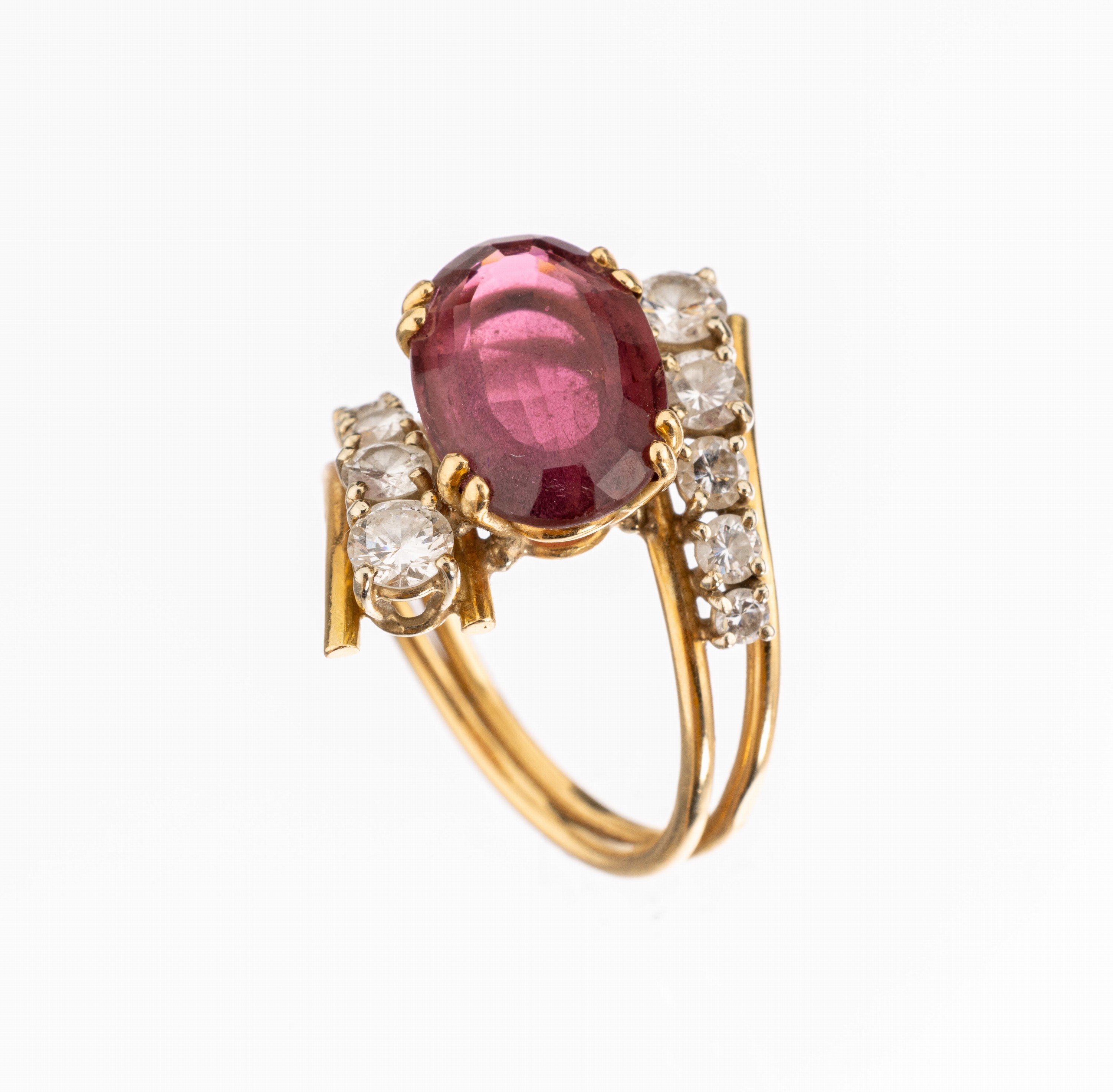 18 kt Gold Turmalin-Brillant-Ring, GG 750/000, mittig ovalfacett. Turmalin ca. 4.00 ct, 10 Brillanten zus. ca. 0.90 ct Weiss/si, RW 53, ca. 6.0 g