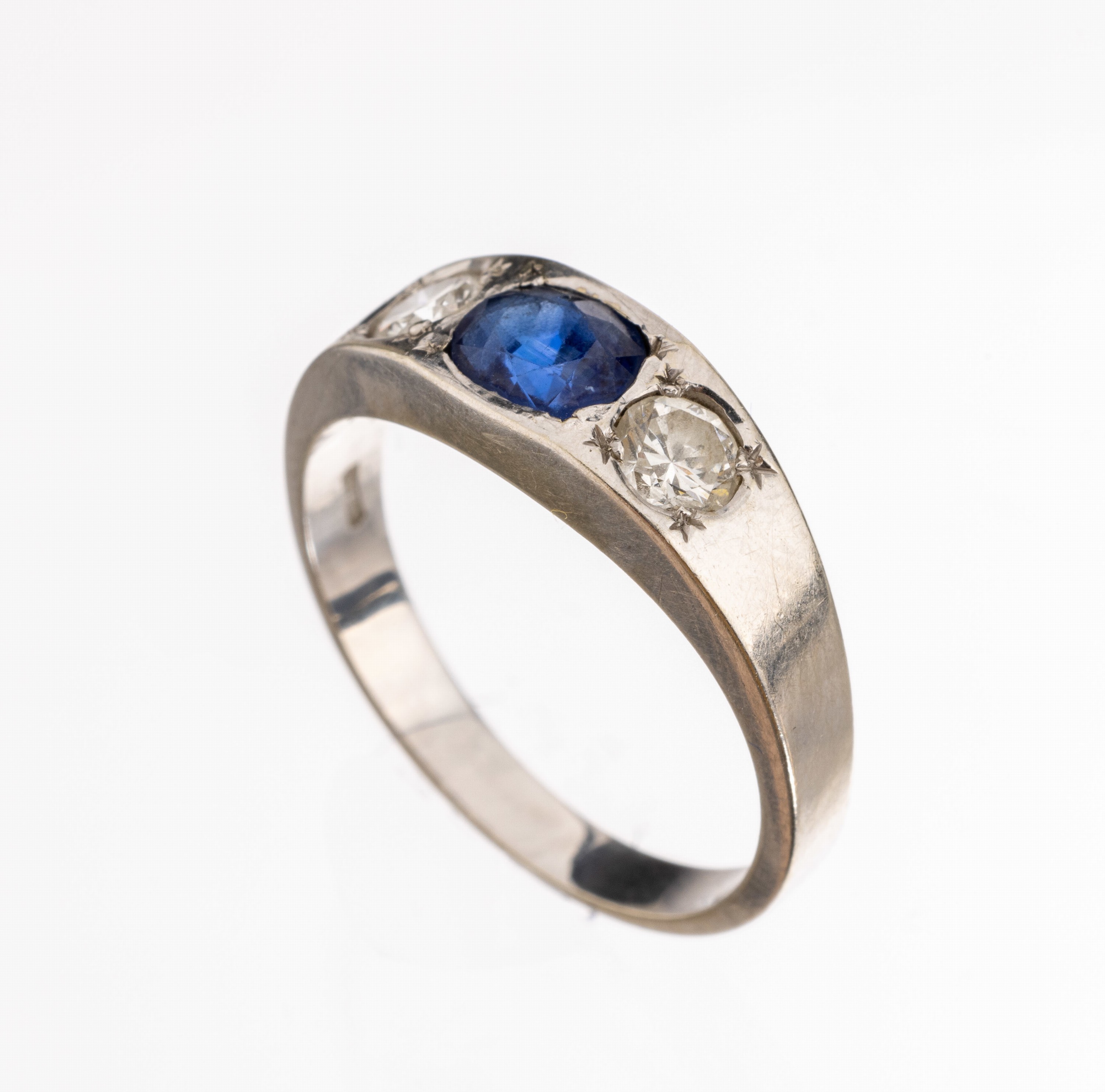 18 kt Gold Saphir-Brillant-Ring, WG 750/000, mittig ovalfacett. Saphir ca. 1.00 ct, 2 Brillanten zus. ca. 0.50 ct Weiss/si, RW 58, ca. 5.2 g