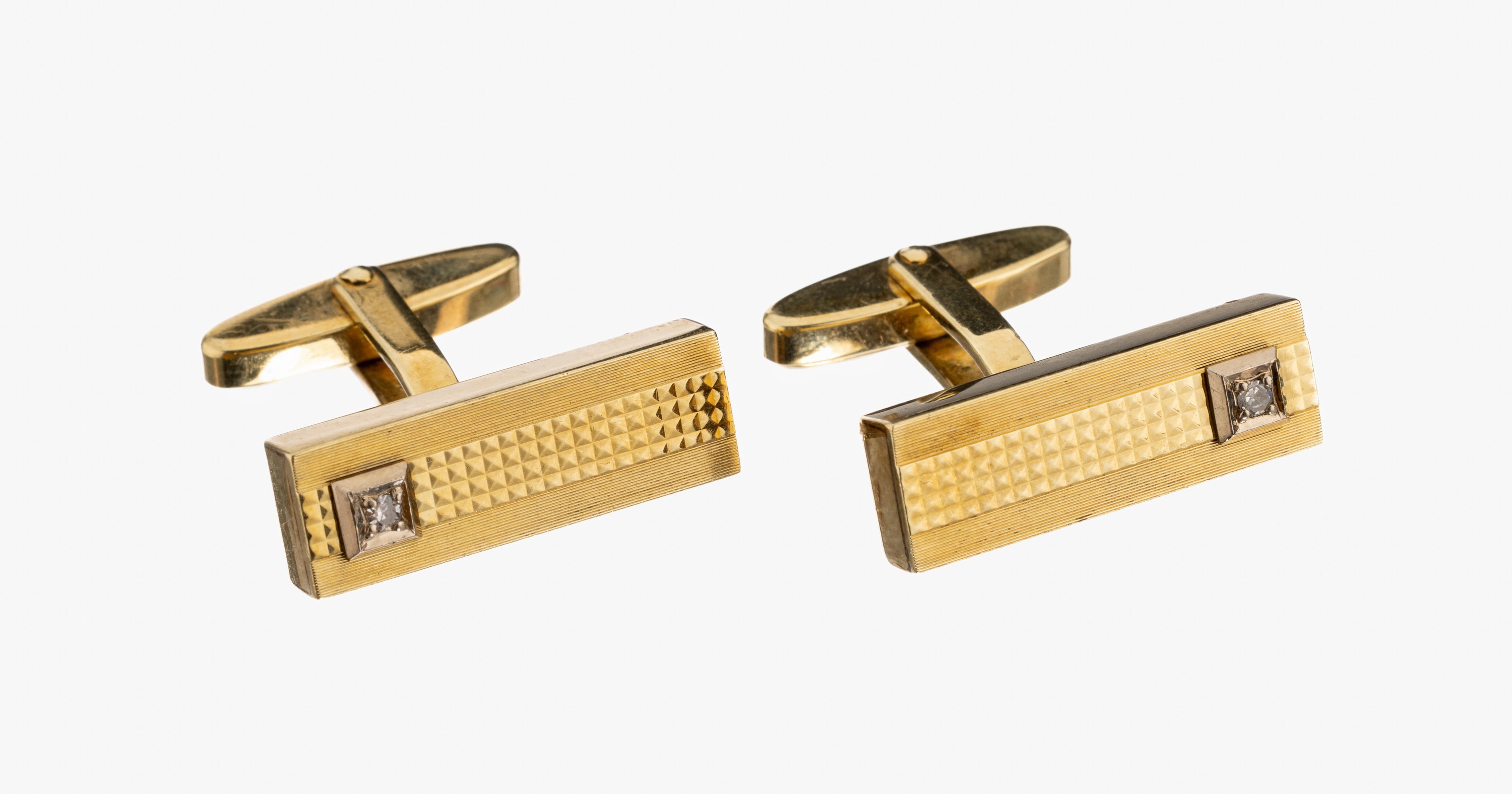 Paar 14 kt Gold Diamant-Manschettenknöpfe, GG 585/000, gefüllt, Oberfläche strukturiert, 2 kl. 8/8-Diamanten, ca. 15.2 g