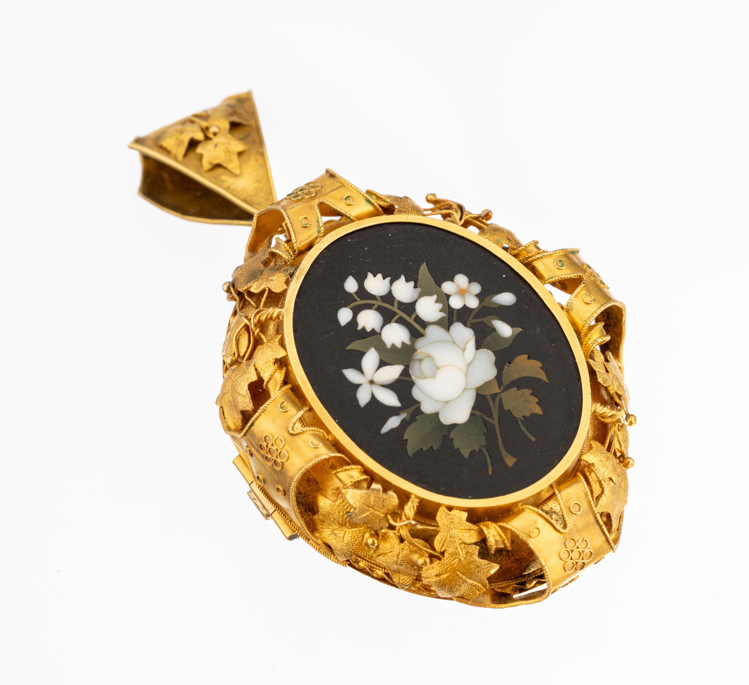 14 kt Gold Mikromosaik-Anhänger, um 1880, GG 585/000 gepr., umlaufendes Weinlaubdekor, mittig ovales Mikromosaik auf schwarzem Grund, florale ...