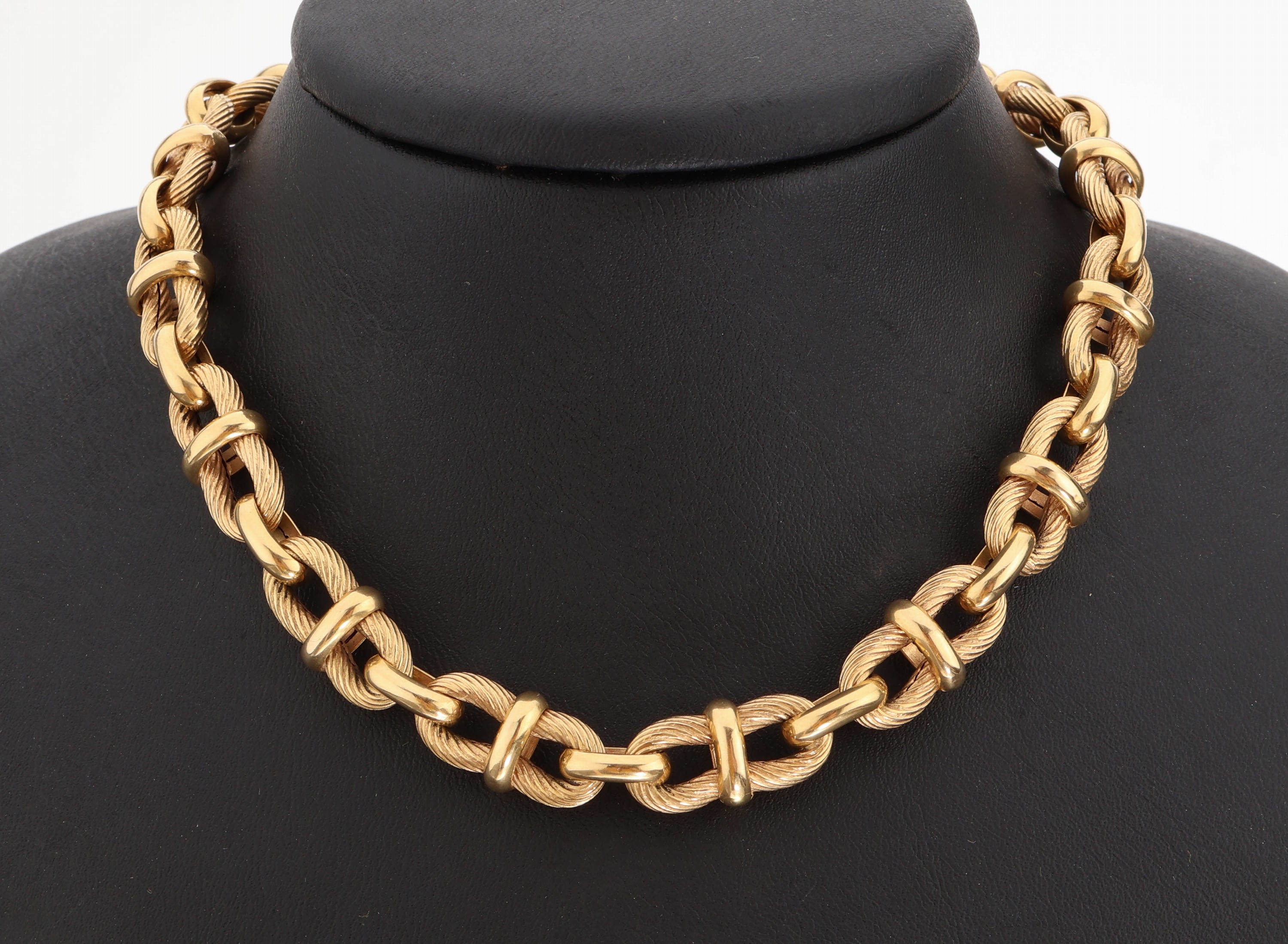 18 kt Gold Collier, GG 750/000, Oberfläche strukturiert, L. ca. 57 cm, Federringschließe,ca. 43.2 g