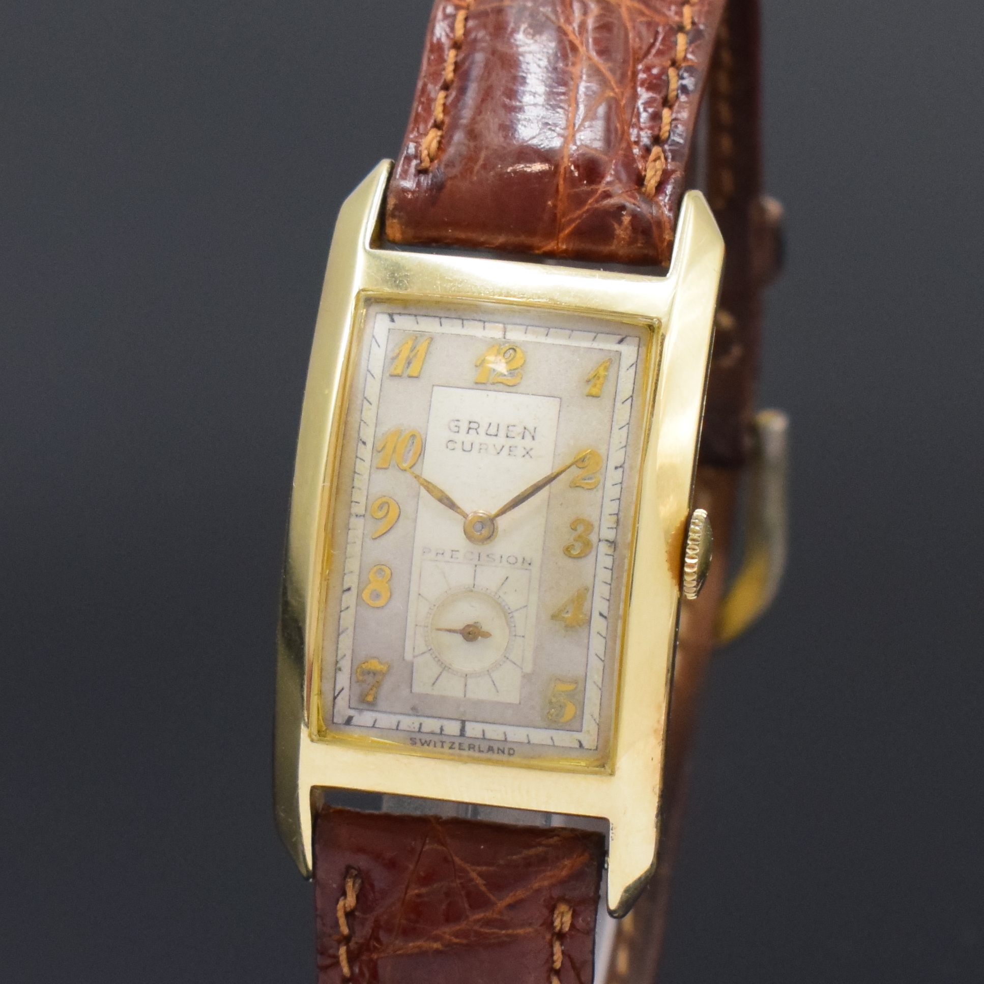 Detail a: GRUEN Curvex Armbanduhr in GG 585/000, Schweiz fürUSA um 1940, Handaufzug, Boden aufgedr., silb. Zifferbl. m. arab. Zahlen, gold. Zeiger, sign. Werk ...