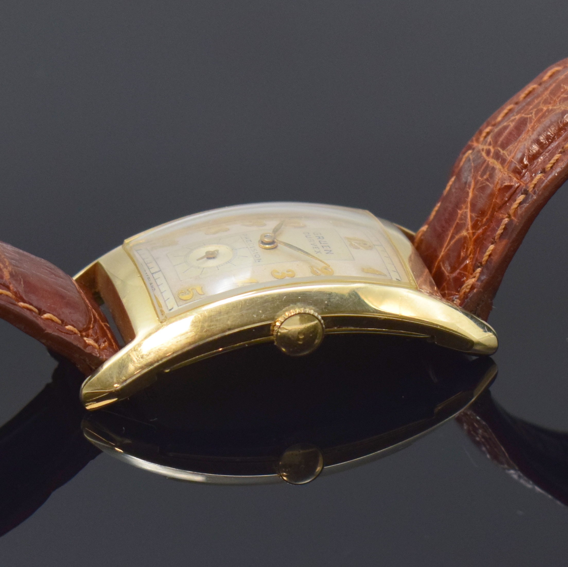 Detail b: GRUEN Curvex Armbanduhr in GG 585/000, Schweiz fürUSA um 1940, Handaufzug, Boden aufgedr., silb. Zifferbl. m. arab. Zahlen, gold. Zeiger, sign. Werk ...