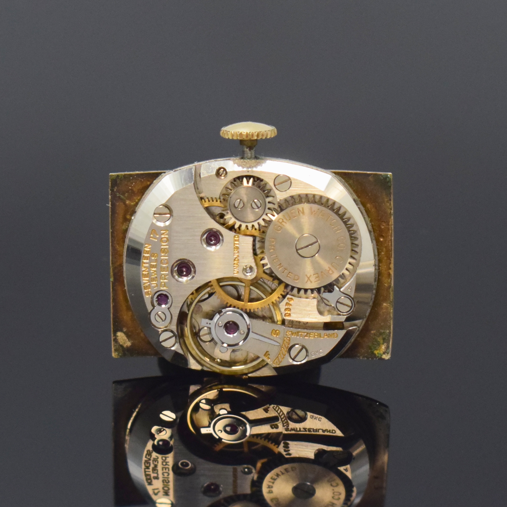 Detail d: GRUEN Curvex Armbanduhr in GG 585/000, Schweiz fürUSA um 1940, Handaufzug, Boden aufgedr., silb. Zifferbl. m. arab. Zahlen, gold. Zeiger, sign. Werk ...