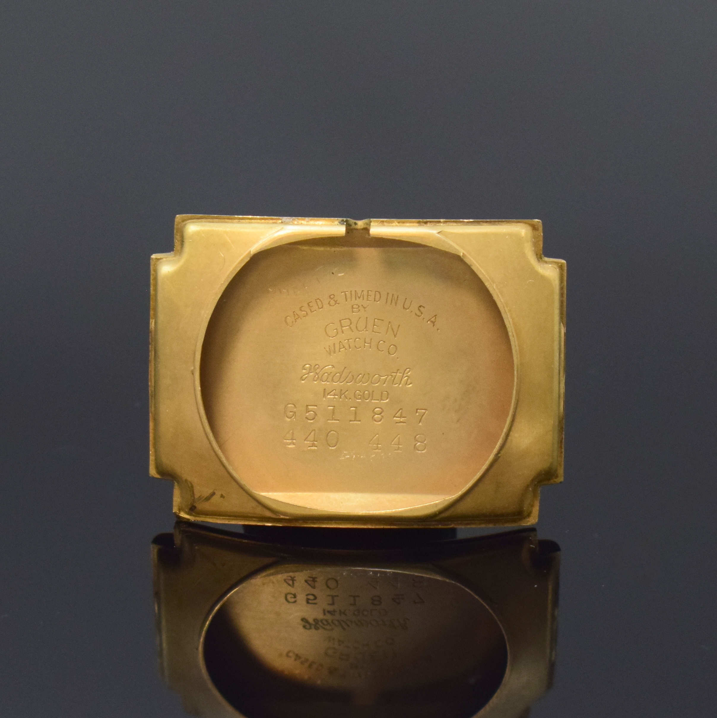 Detail e: GRUEN Curvex Armbanduhr in GG 585/000, Schweiz fürUSA um 1940, Handaufzug, Boden aufgedr., silb. Zifferbl. m. arab. Zahlen, gold. Zeiger, sign. Werk ...