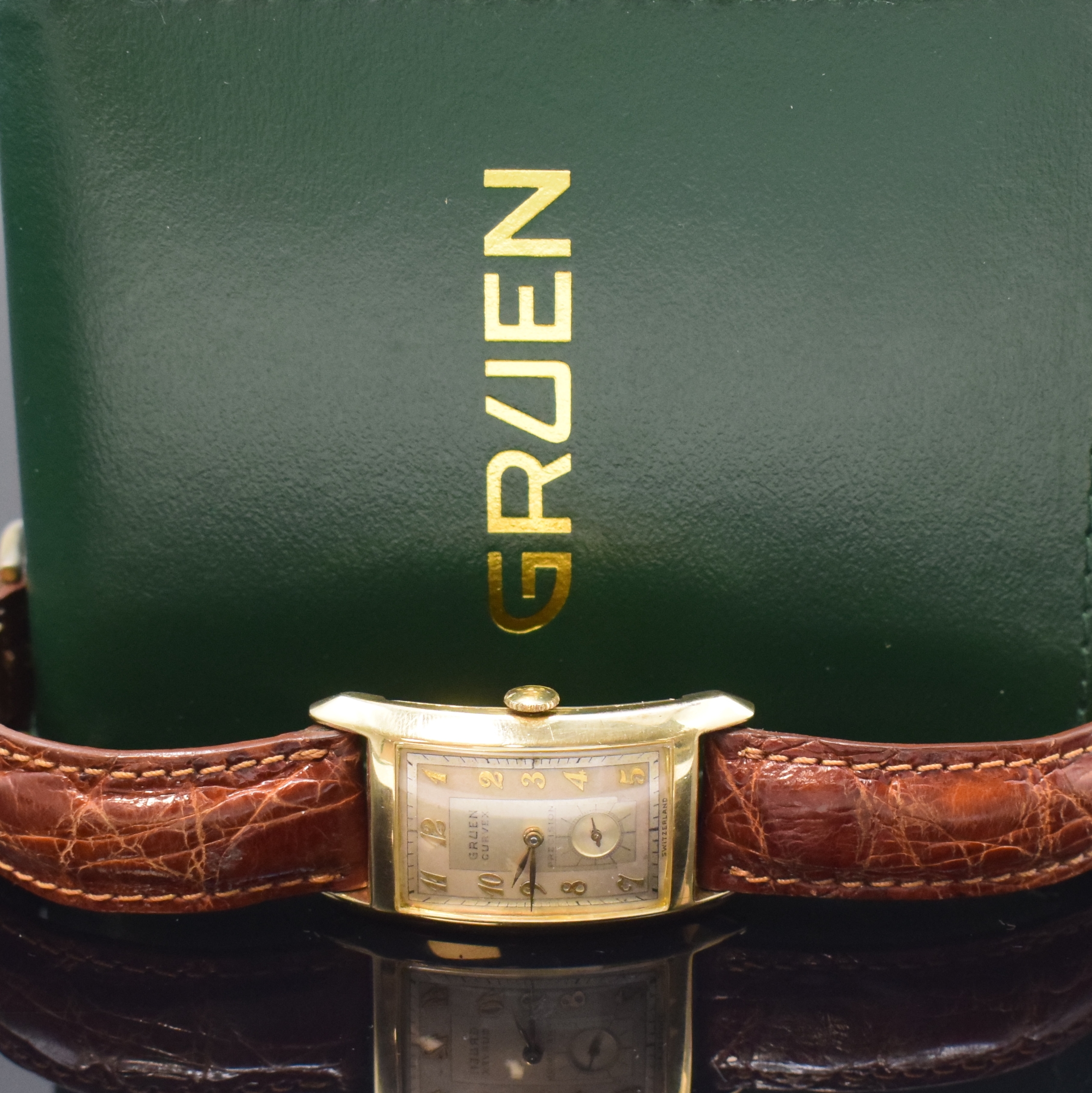 Detail f: GRUEN Curvex Armbanduhr in GG 585/000, Schweiz fürUSA um 1940, Handaufzug, Boden aufgedr., silb. Zifferbl. m. arab. Zahlen, gold. Zeiger, sign. Werk ...