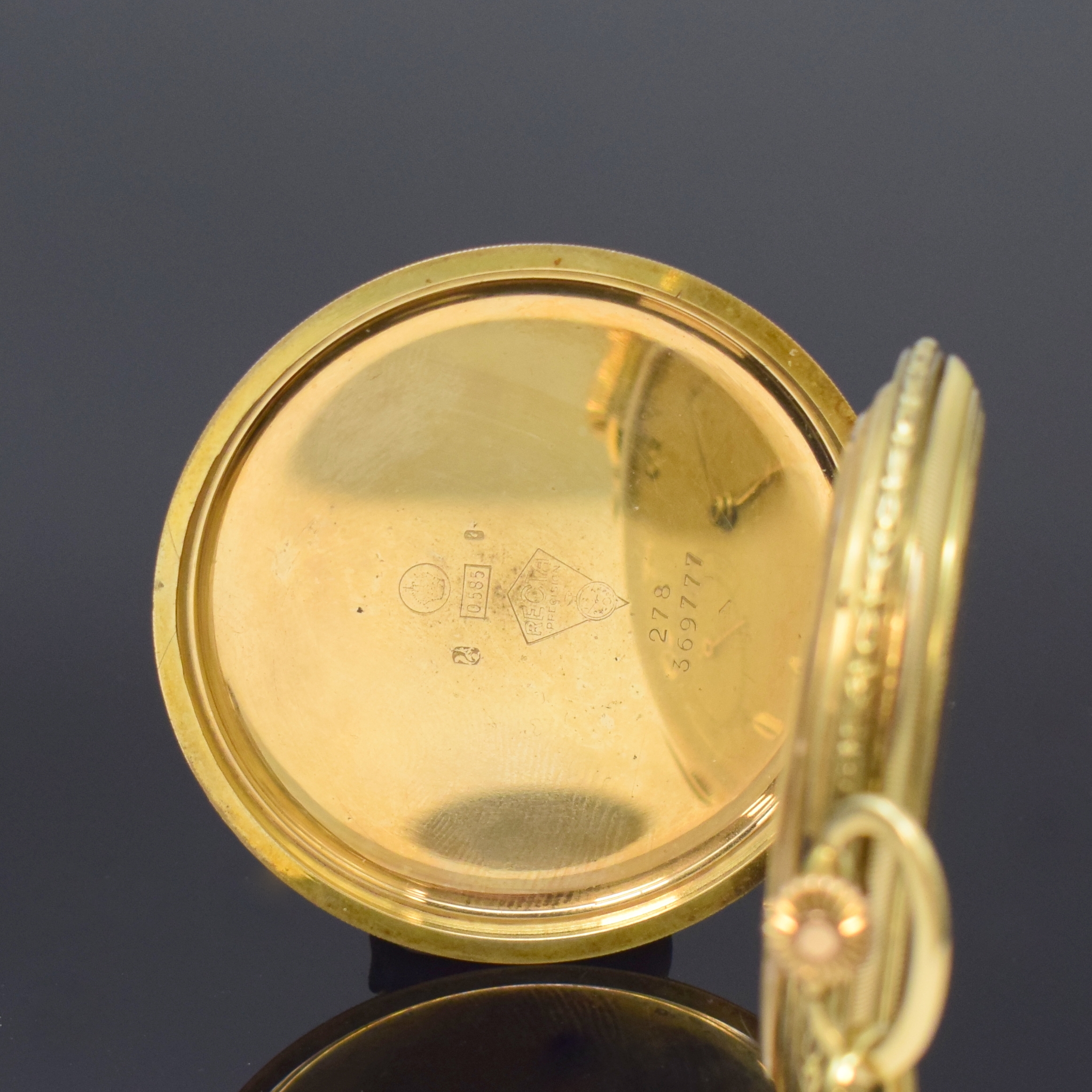 Detail a: RECTA Savonette in GG 585/000 mit Kette in GG 585/000, Schweiz um 1925, Geh. seitl. floral grav., Sprung- u. Rückdeckel m. Streifendekor, ...